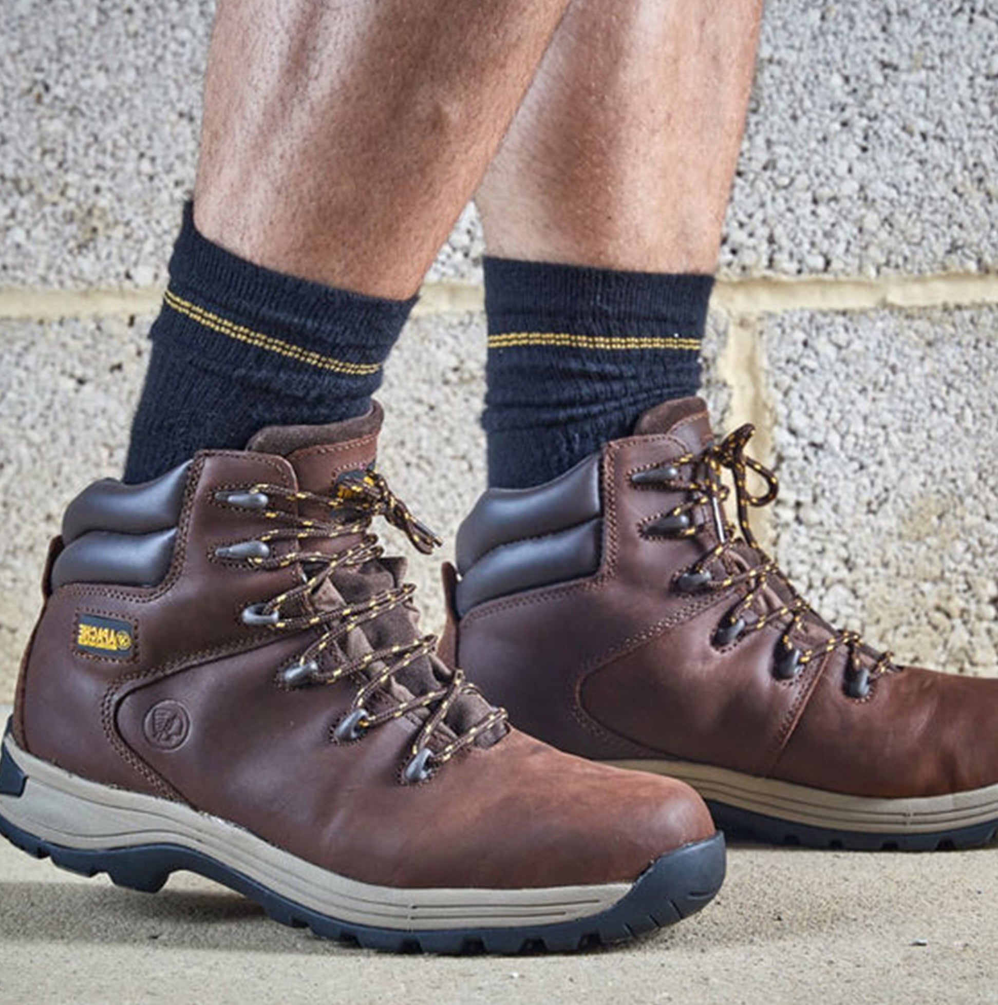 Apache AP315CM Mens Boots Brown side view showcasing lace-up design and rubber sole for comfort.