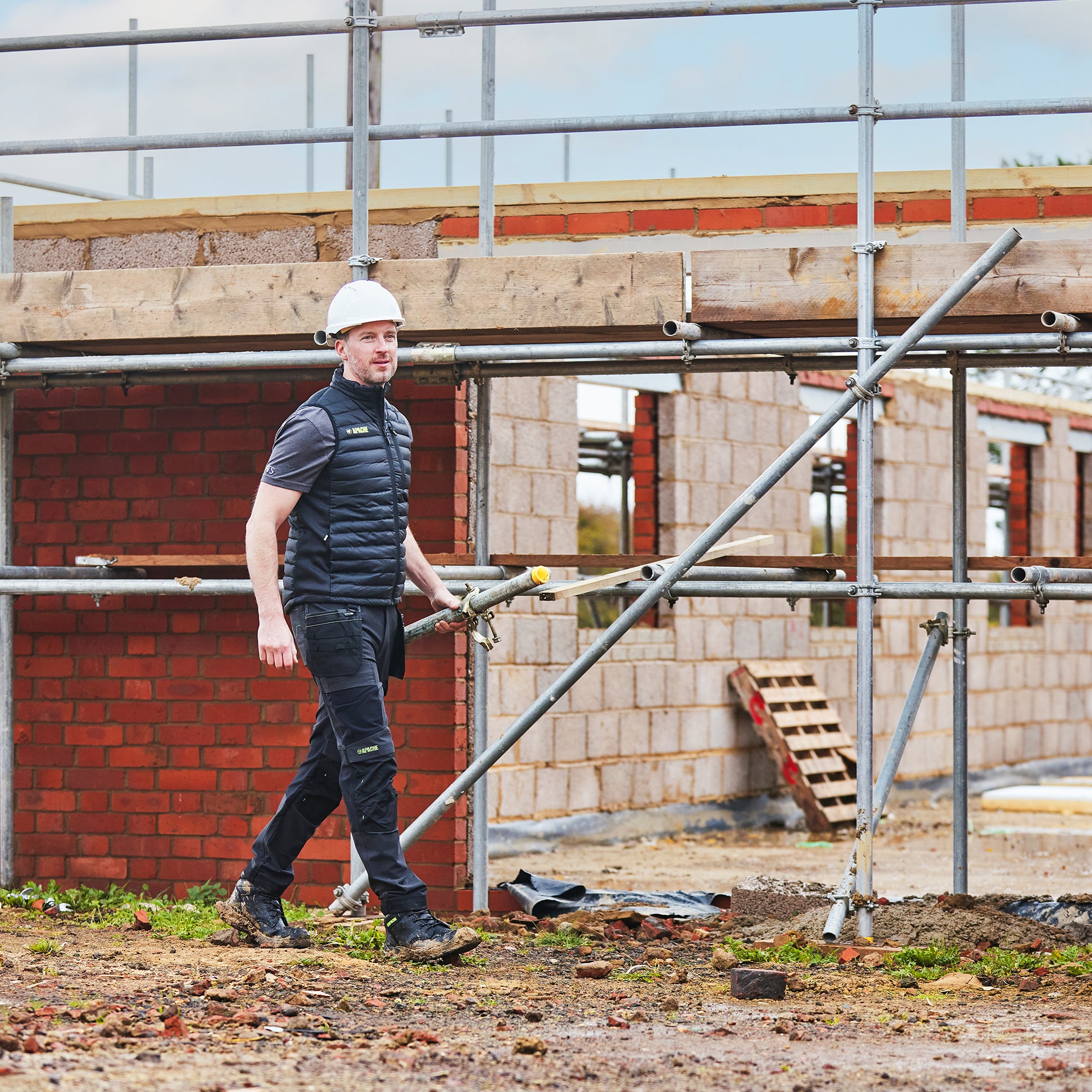 Apache CALGARY Mens Trousers Black side view worn by a man on a construction site.