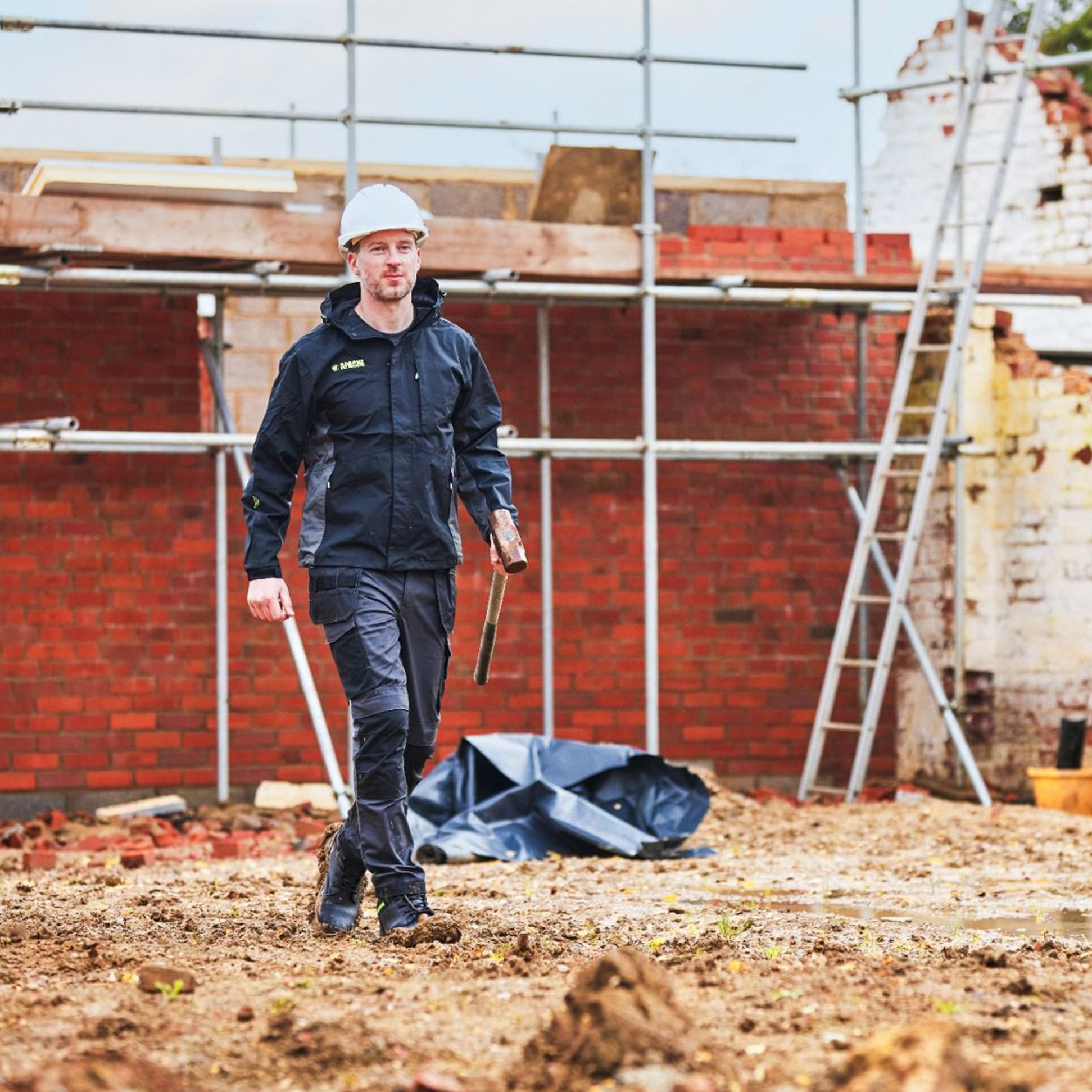 Apache SUDBURY Mens Trousers Grey Black front view worn by a man at a construction site.