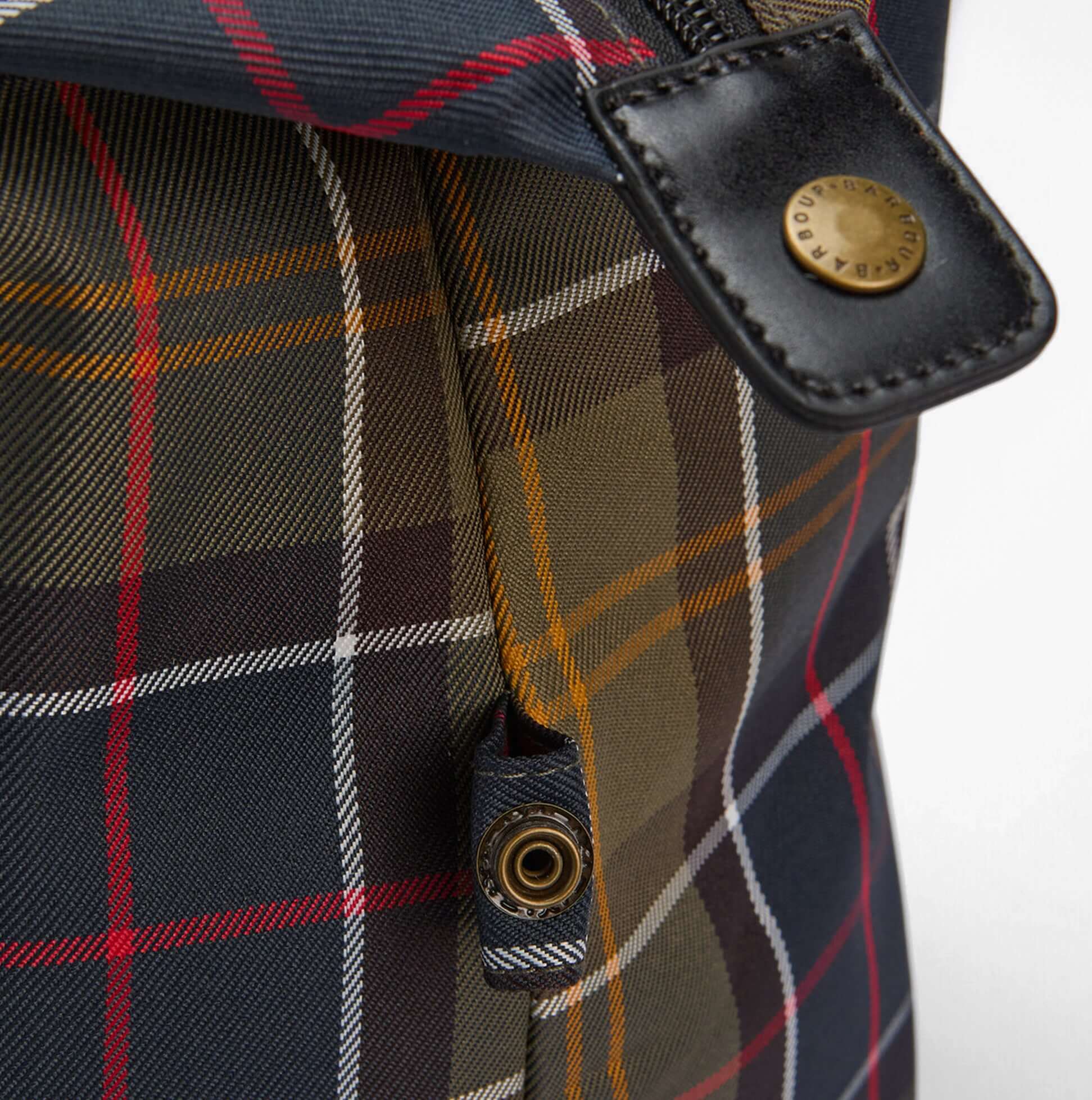 Barbour TORRIDON TARTAN Carry All Bag Classic Tartan detail view of zip closure and tartan pattern