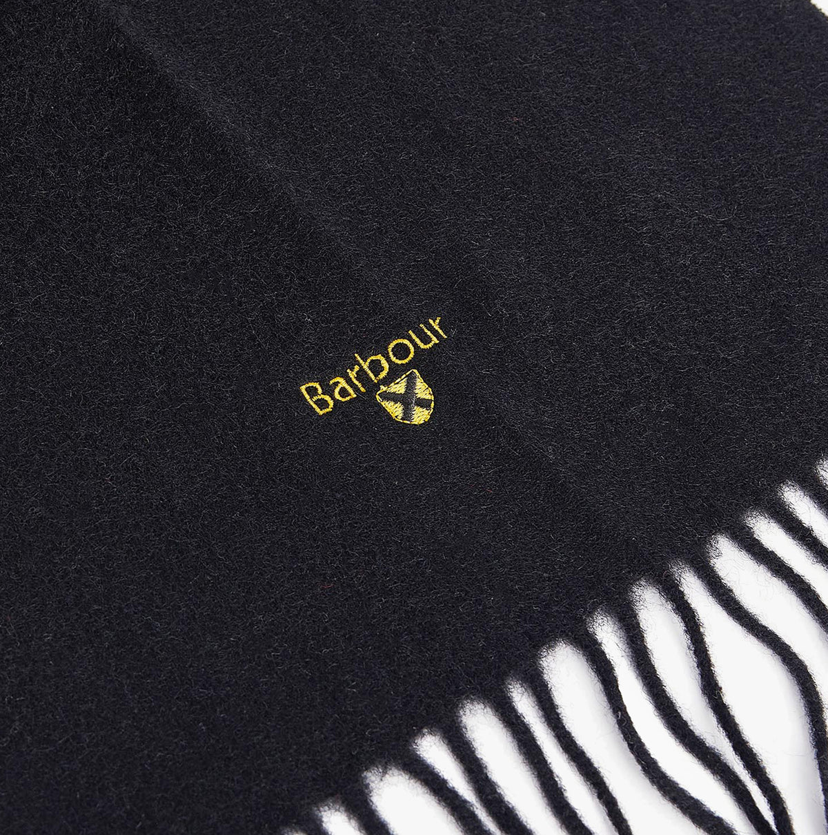 Barbour PLAIN LAMBSWOOL Mens Winter Black detail view of the scarf with logo and fringes.