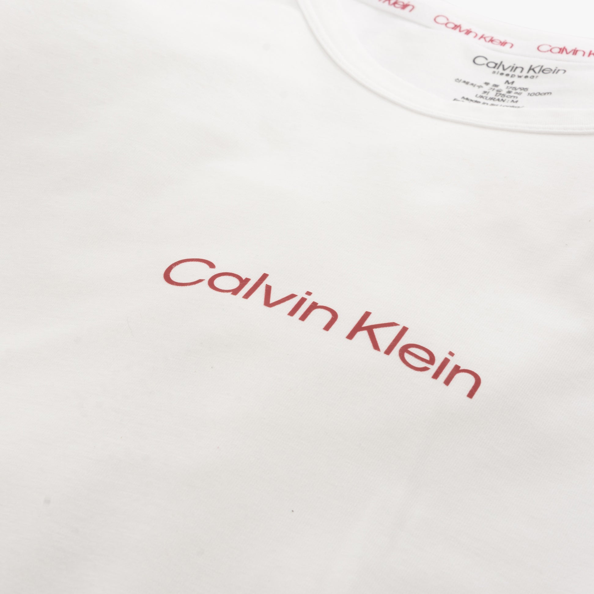 Calvin Klein MODERN STRUCTURE Pyjama Short Set Mens Multicoloured detail view of logo on white fabric.