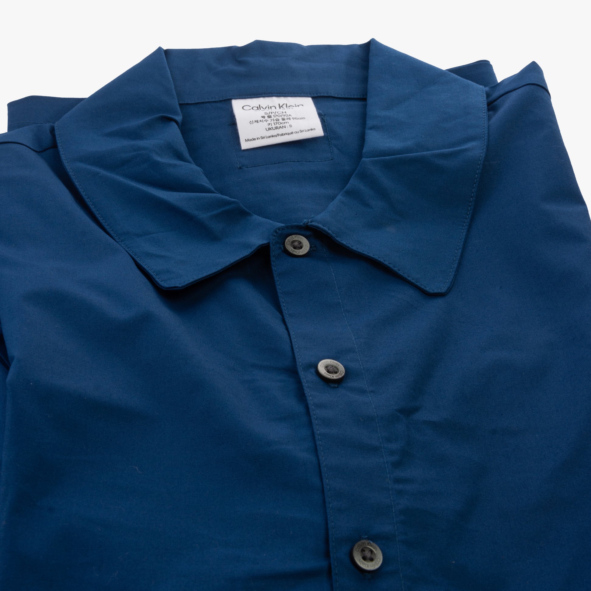 Calvin Klein PURE COTTON SLEEP Short Pyjama Set Mens Navy Peony close-up view of collar and buttons in navy blue fabric.