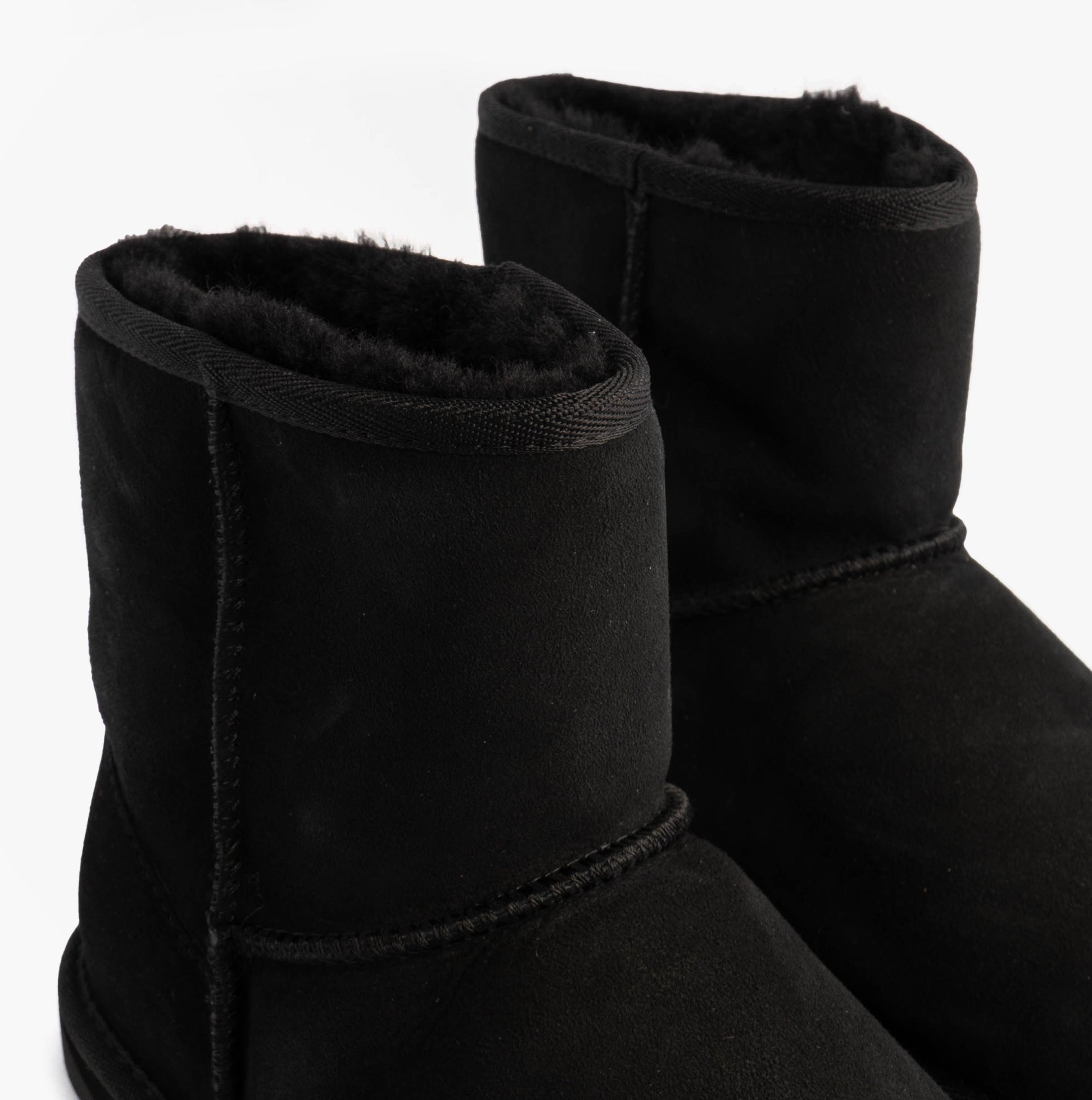 EMU Australia STINGER MINI Womens Sheepskin Boot Black detail view of the upper with shearling lining.