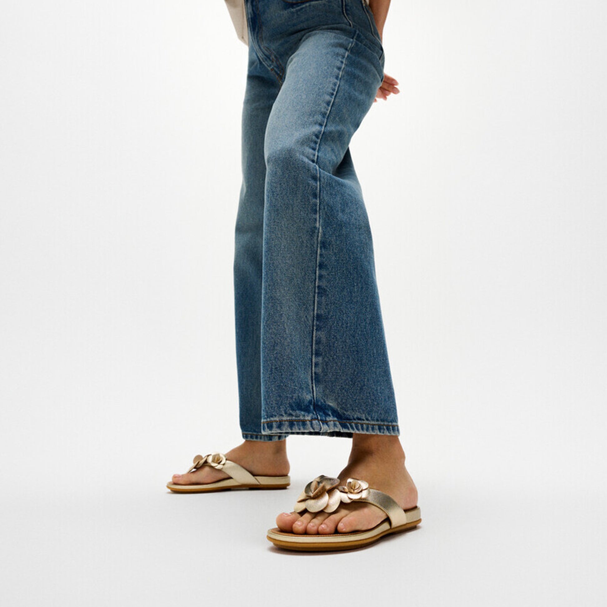 FitFlop GRACIE FLOWER Womens Toe-Post Sandals Platino