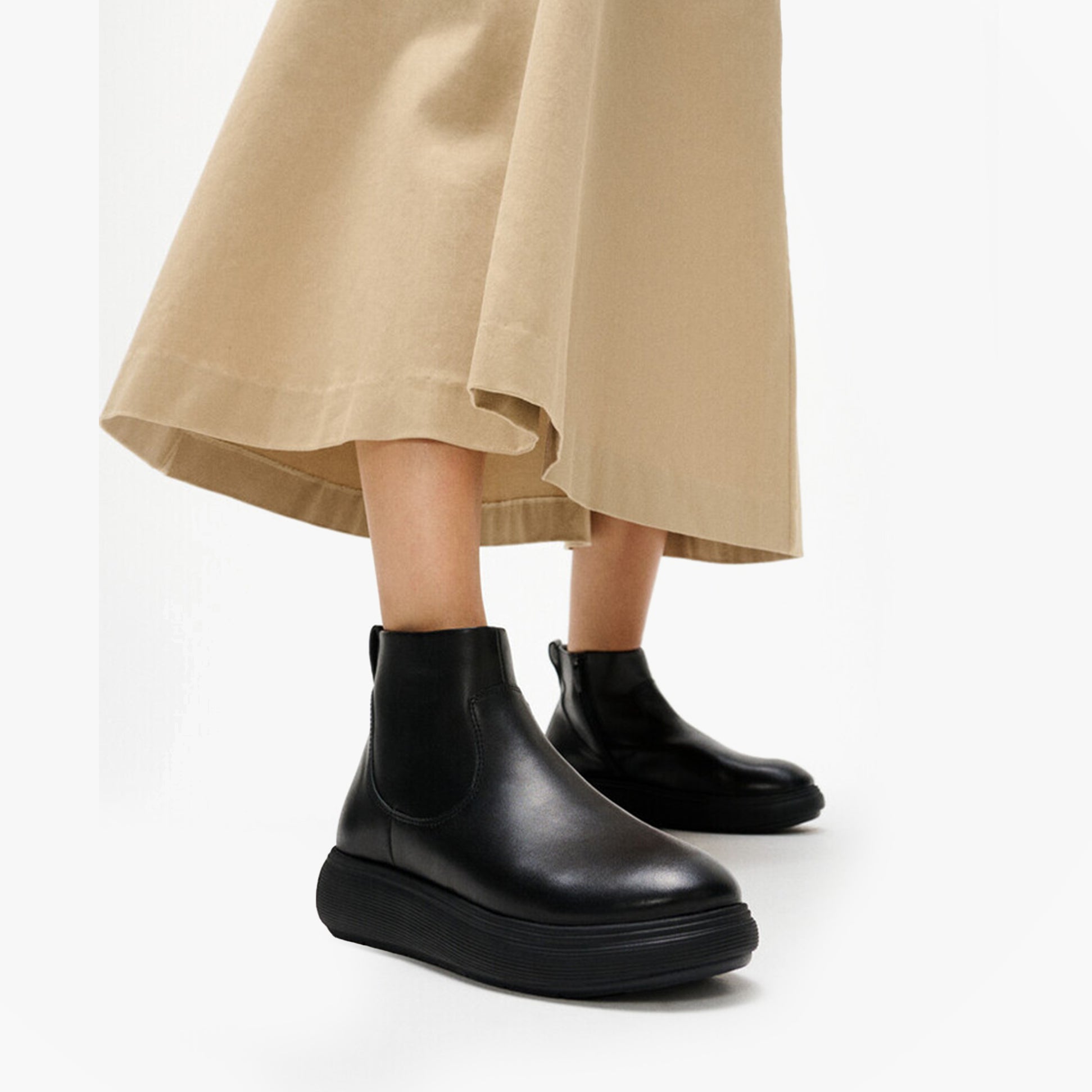 FitFlop iQ-COMFF LEATHER ZIP Womens Chelsea Boots All Black side view, showcasing ankle height and sleek leather design.
