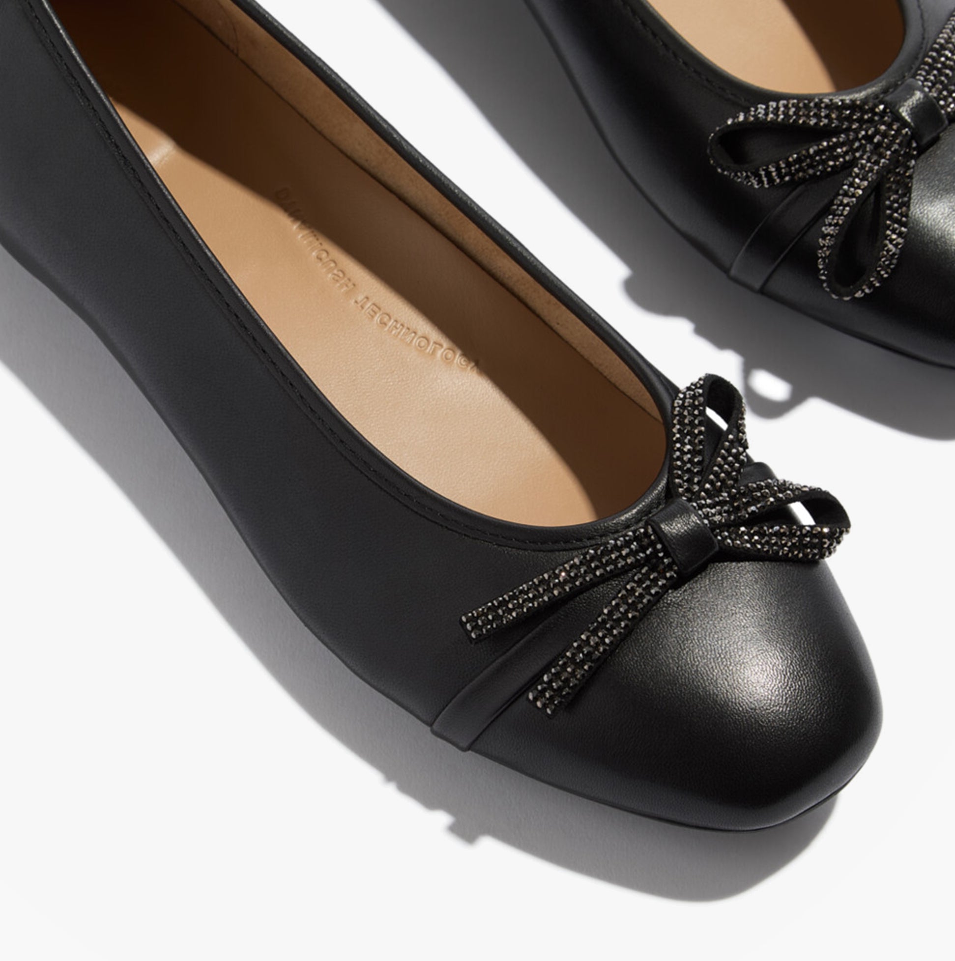 FitFlop DELICATO GLITZ-BOW LEATHER Womens Ballet Black close-up view featuring bow detail and round toe design.