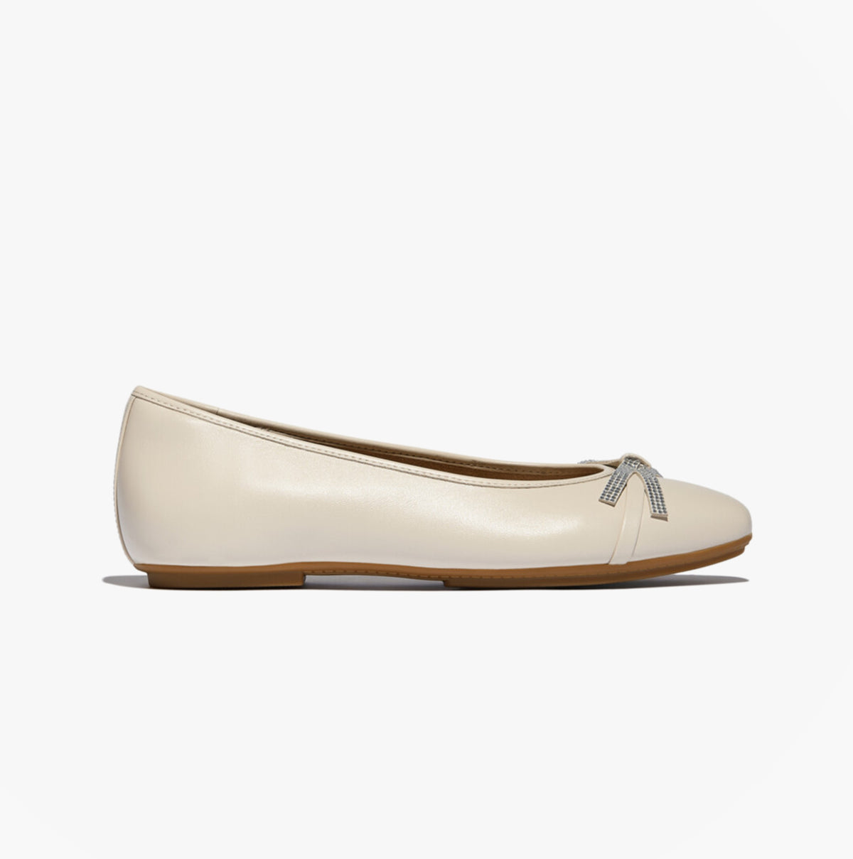 FitFlop DELICATO GLITZ-BOW LEATHER Womens Ballet Paris Beige side view, elegant cream leather ballerina shoe with bow.