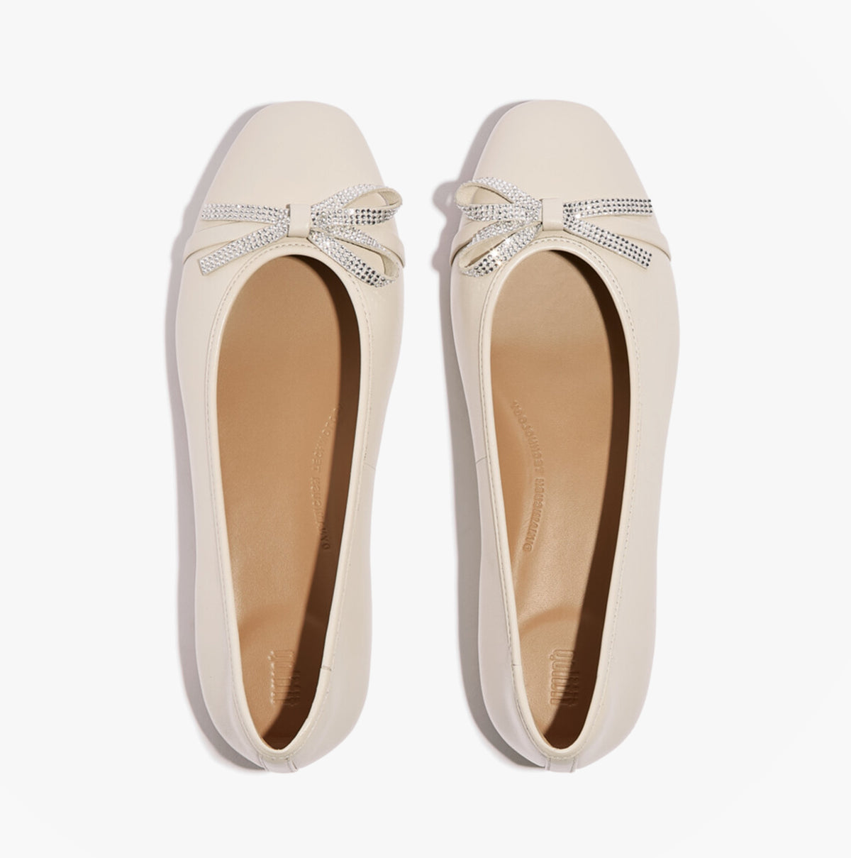 FitFlop DELICATO GLITZ-BOW LEATHER Womens Ballet Paris Beige top view featuring elegant bows and sleek leather design.