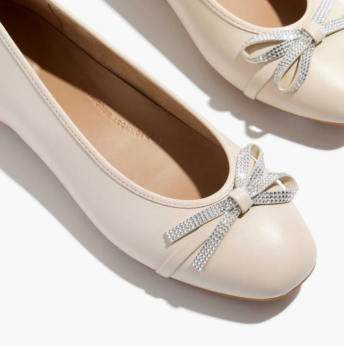 FitFlop DELICATO GLITZ-BOW LEATHER Womens Ballet Paris Beige detail view showcasing the shiny bow and soft leather upper.