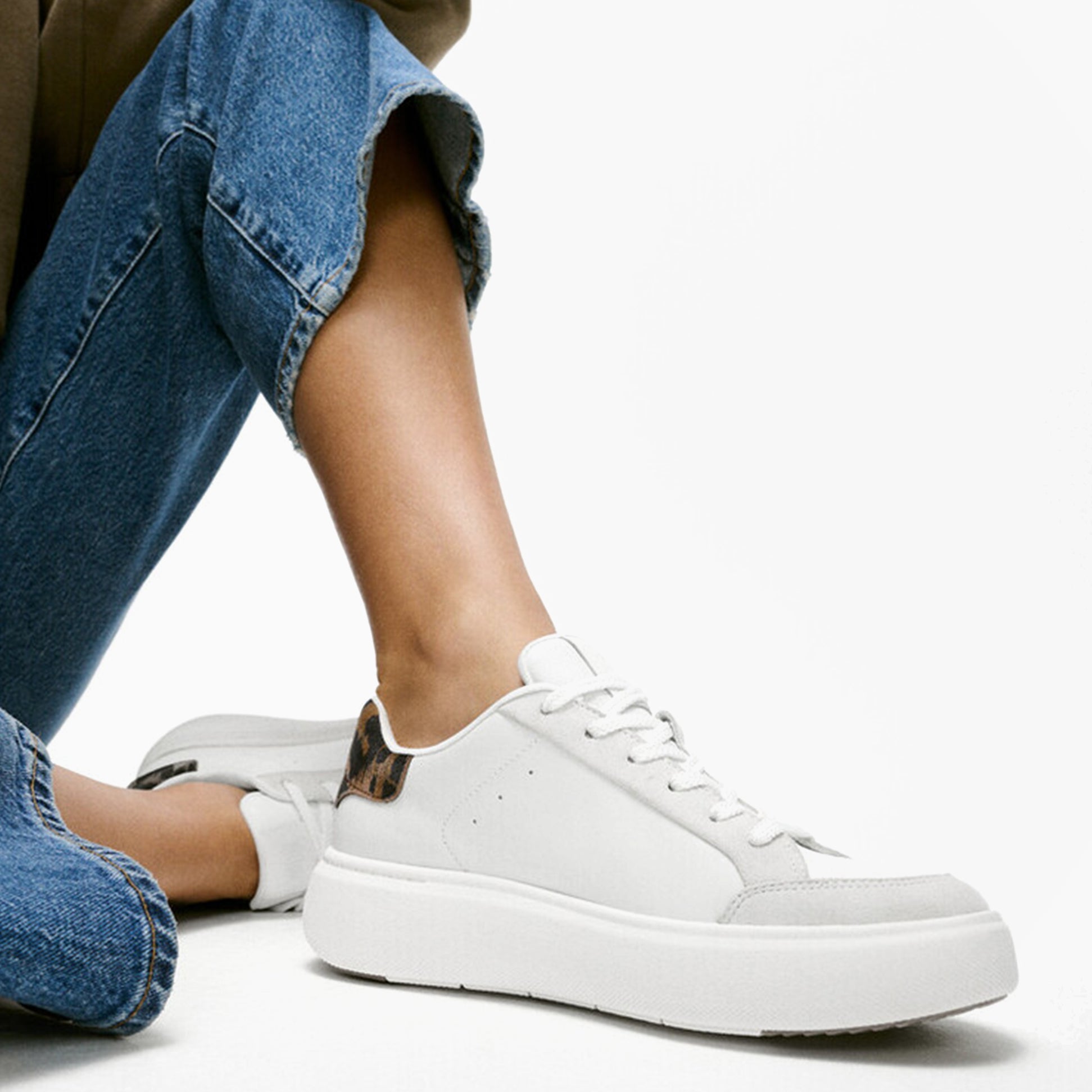 FitFlop RTG LEOPARD-BACKTAB LEATHER/SUEDE Womens Fashion Trainers Urban White/Chocolate Mix side view with model.
