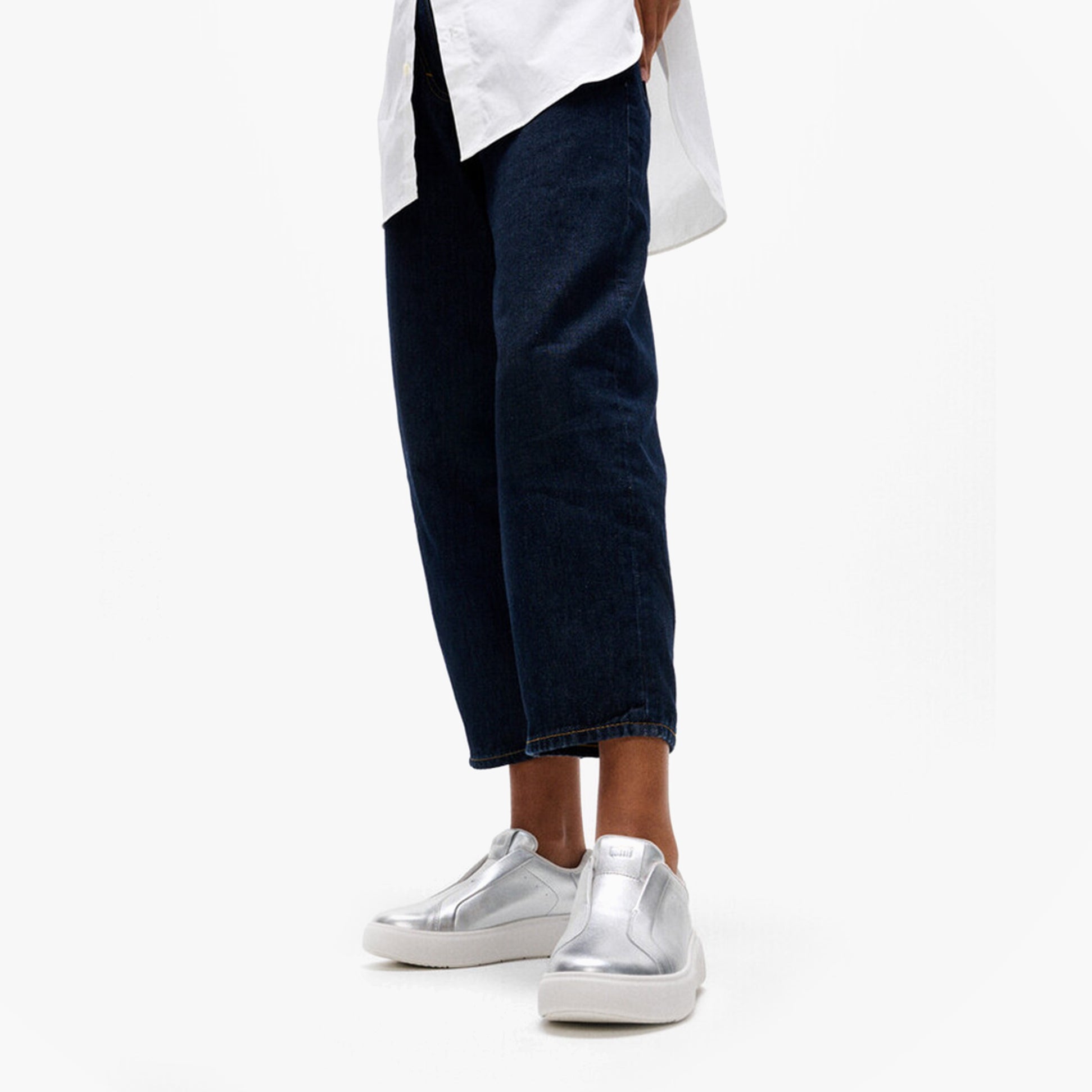 FitFlop 'Ready To Go' LEATHER LACELESS Ladies Sneakers Silver side view worn with blue jeans.