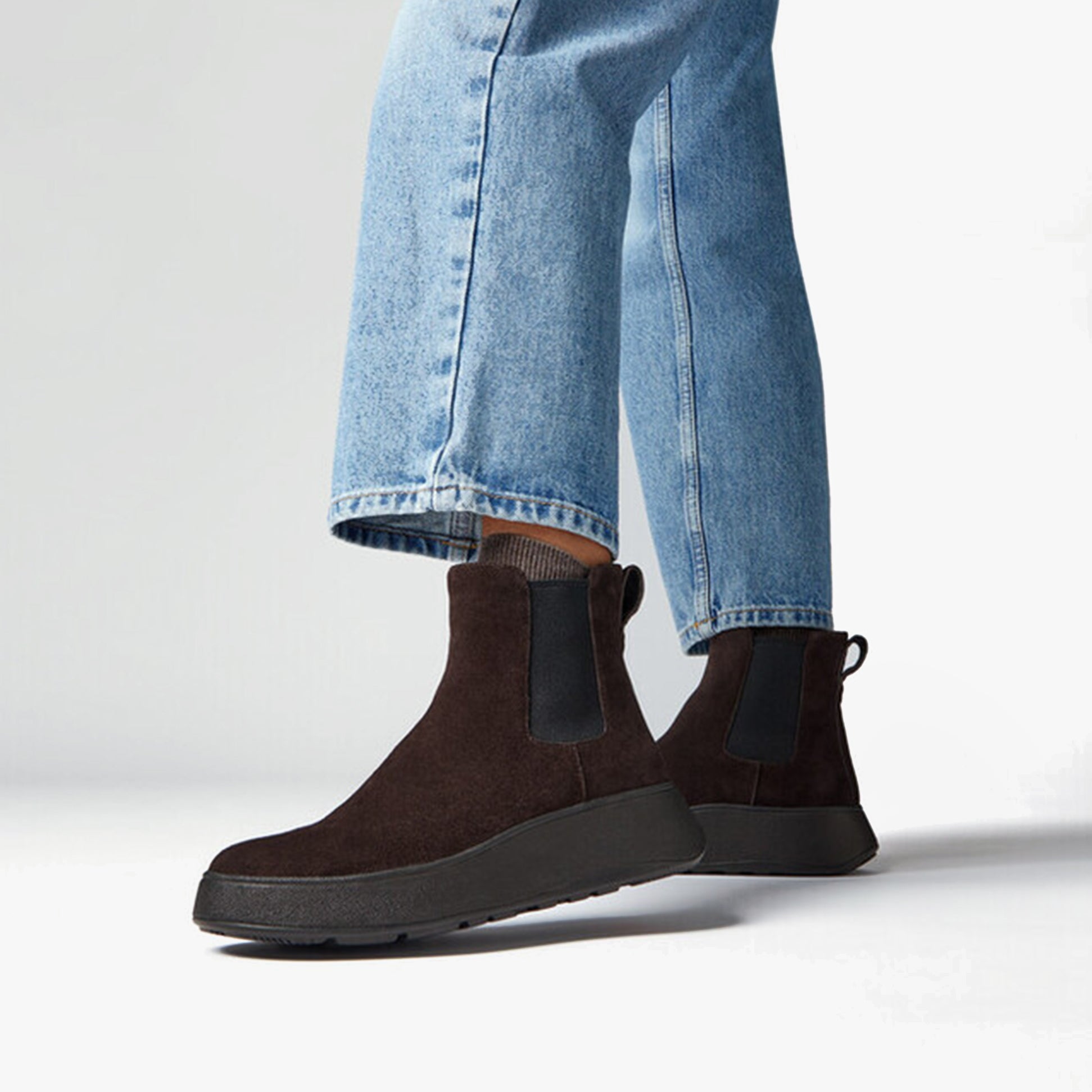 FitFlop F-MODE SUEDE FLATFORM Womens Chelsea Boots Chocolate Brown side view, showcasing suede upper and platform sole.