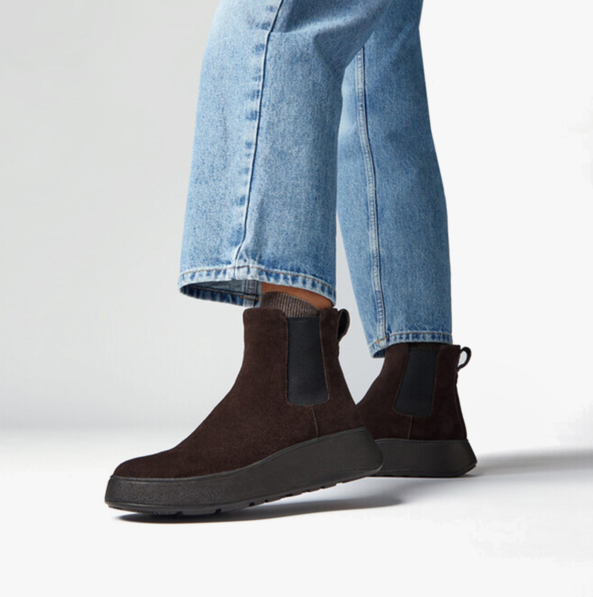FitFlop F-MODE SUEDE FLATFORM Womens Chelsea Boots Chocolate Brown side view, showcasing suede upper and platform sole.