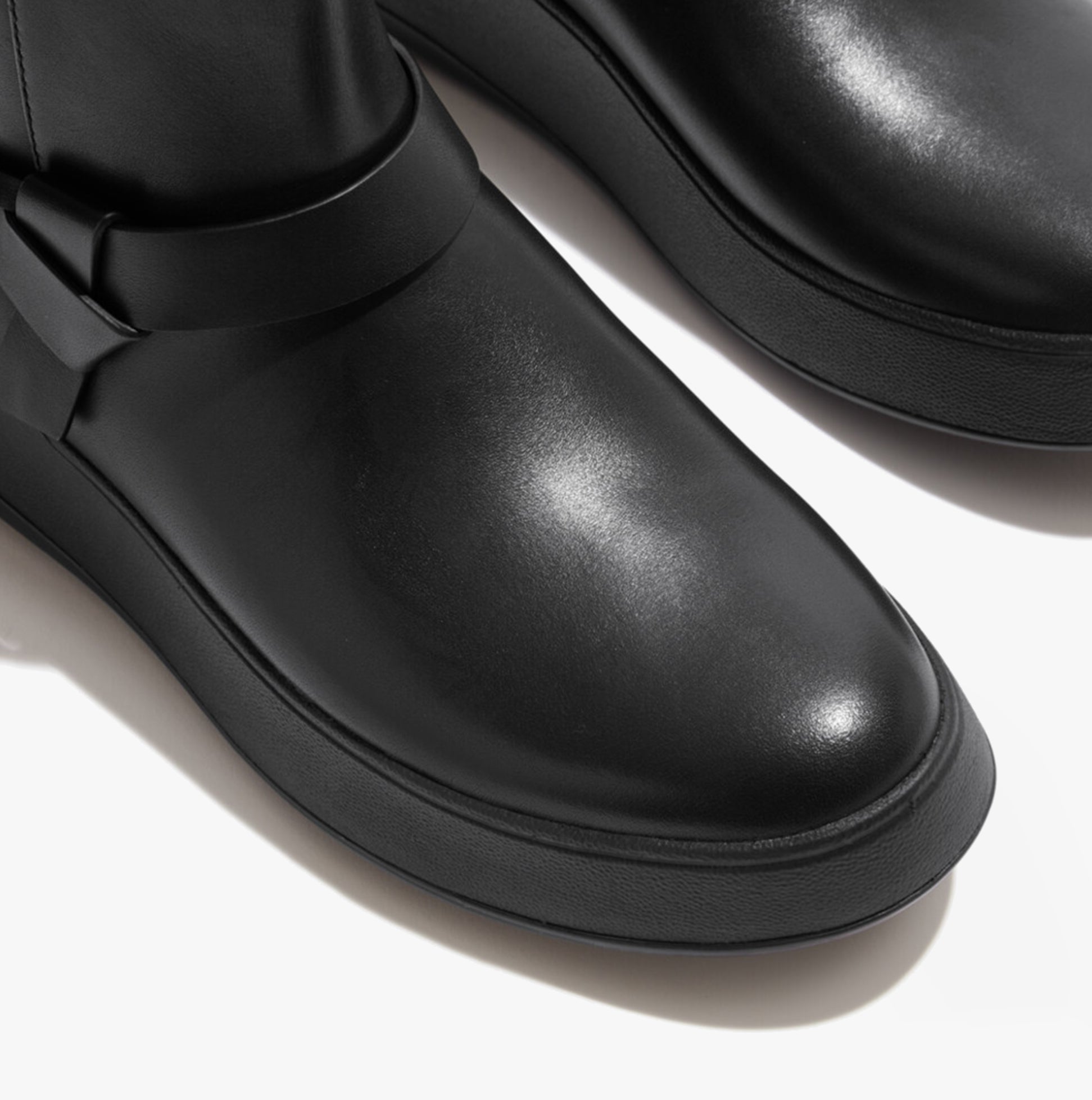 FitFlop F-MODE FOLDED-KNOT Womens Chelsea Boots Black close-up view showcasing smooth leather upper and round toe.