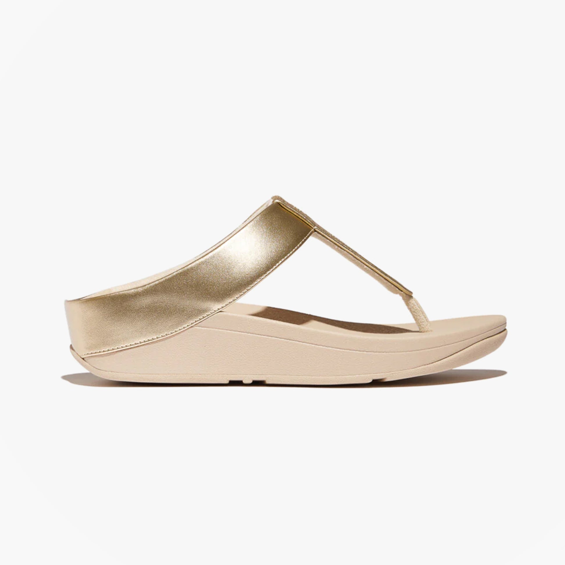 FitFlop FINO GLITTERDUST METALLIC Womens Toe Post Sandals Platino side view showing the stylish metallic upper and comfortable sole.