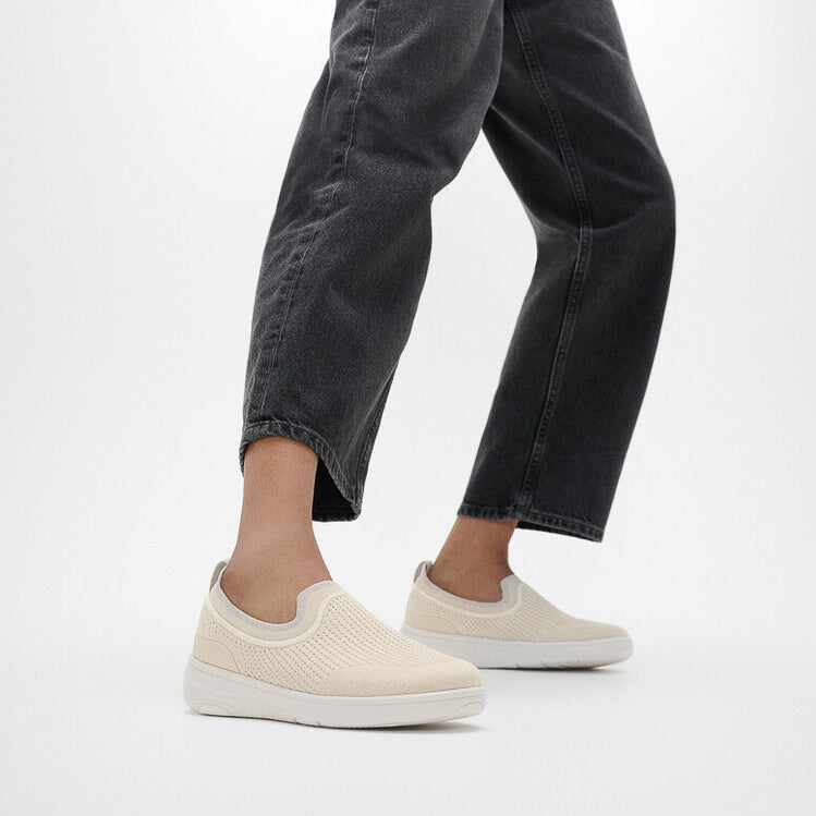 FitFlop SUPER-Q KNIT Womens Trainers Paris Beige side view on female feet with casual black jeans.