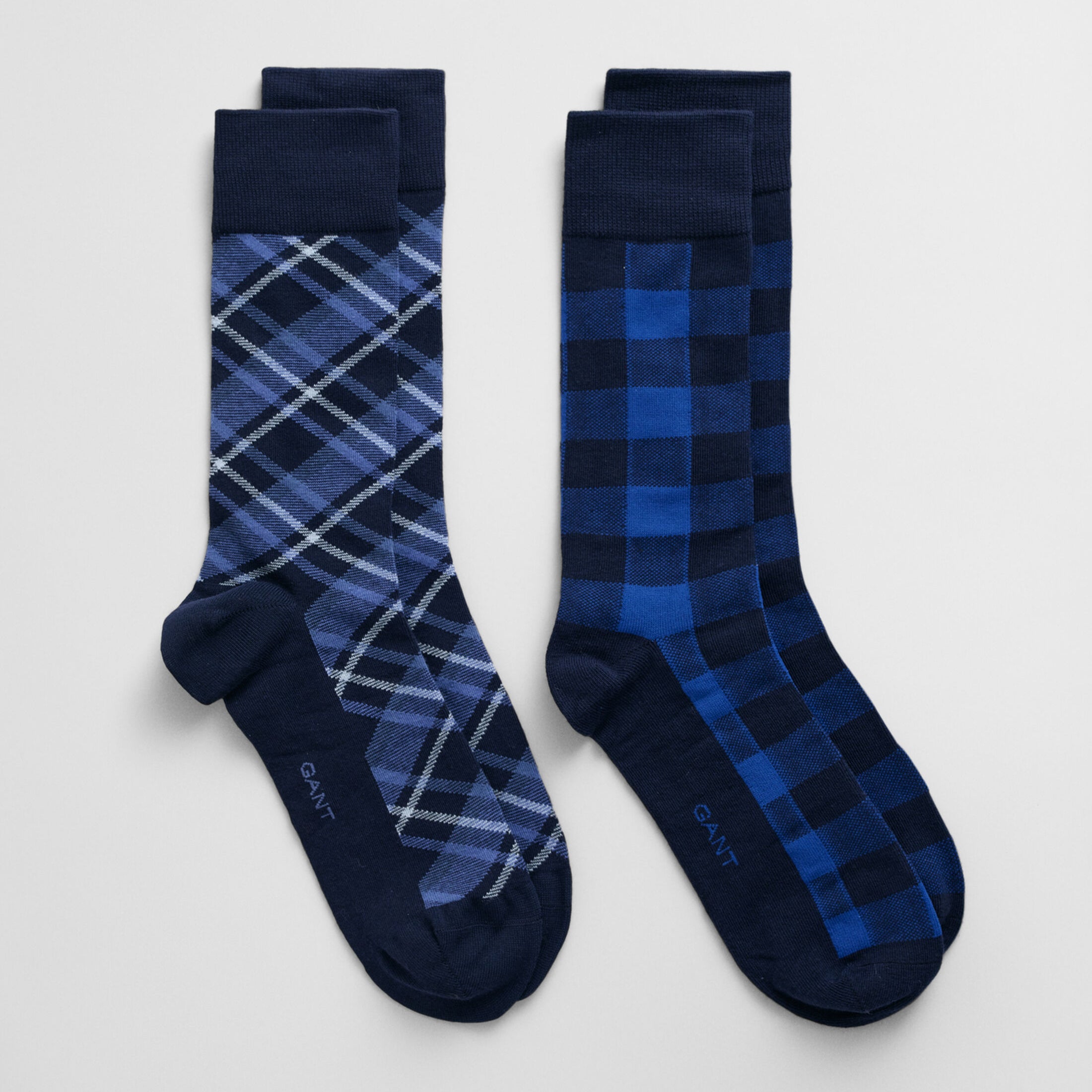 GANT CHECK SOCKS 2-Pack GIFT BOX Mens Evening Blue, side view of patterned and solid blue socks.