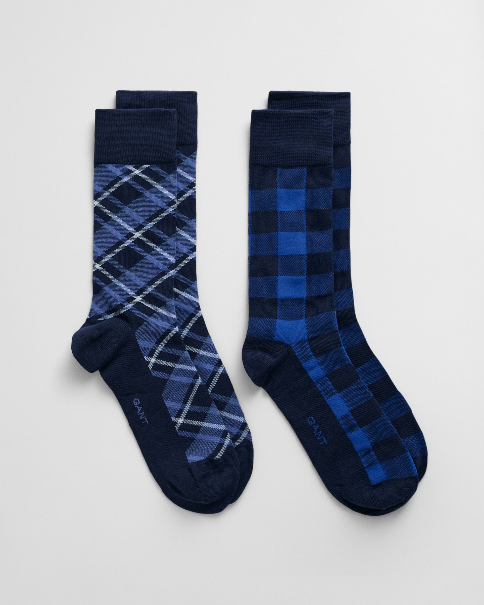 GANT CHECK SOCKS 2-Pack GIFT BOX Mens Evening Blue, side view of patterned and solid blue socks.