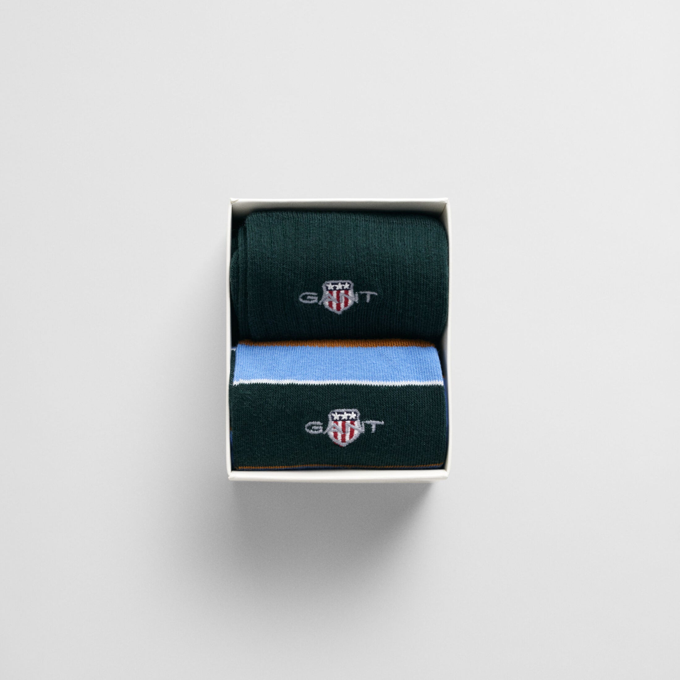 GANT SHIELD RUGGER STRIPE SOCKS 2-Pack Mens Clear Sky in gift box, top view showing green and blue socks.