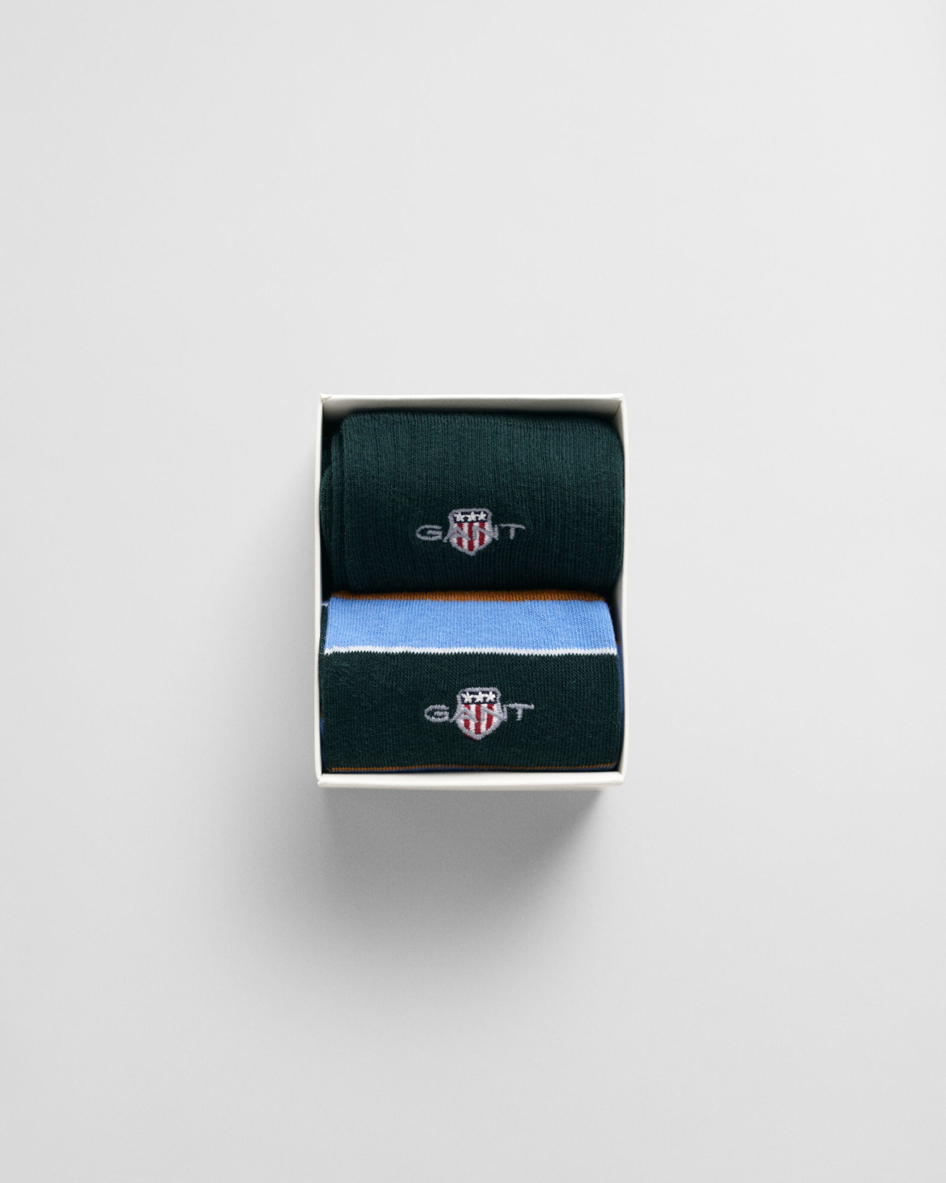 GANT SHIELD RUGGER STRIPE SOCKS 2-Pack Mens Clear Sky in gift box, top view showing green and blue socks.