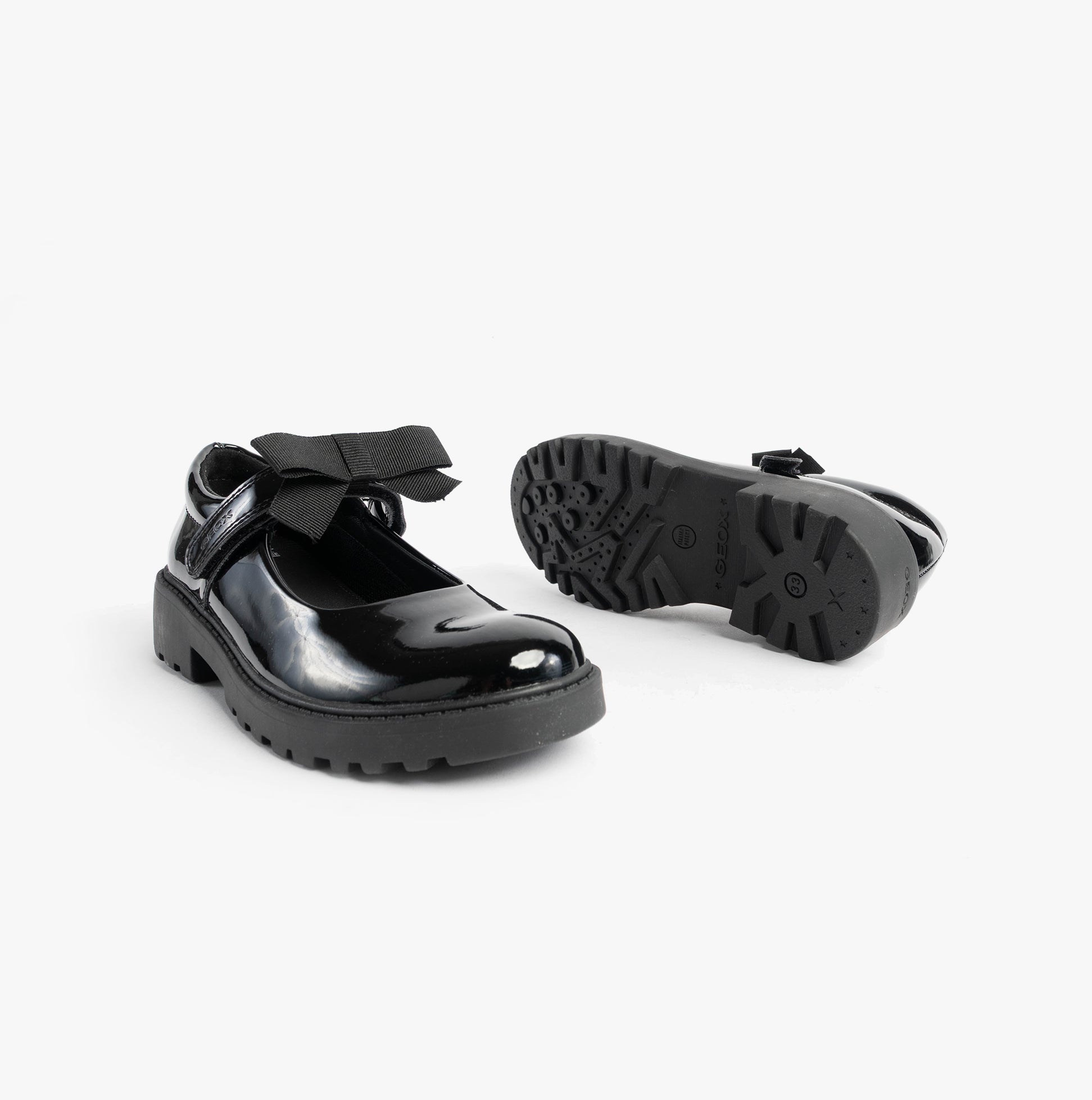 GEOX J CASEY GIRL Girls Black side view and sole detail of patent leather school shoes with bow.