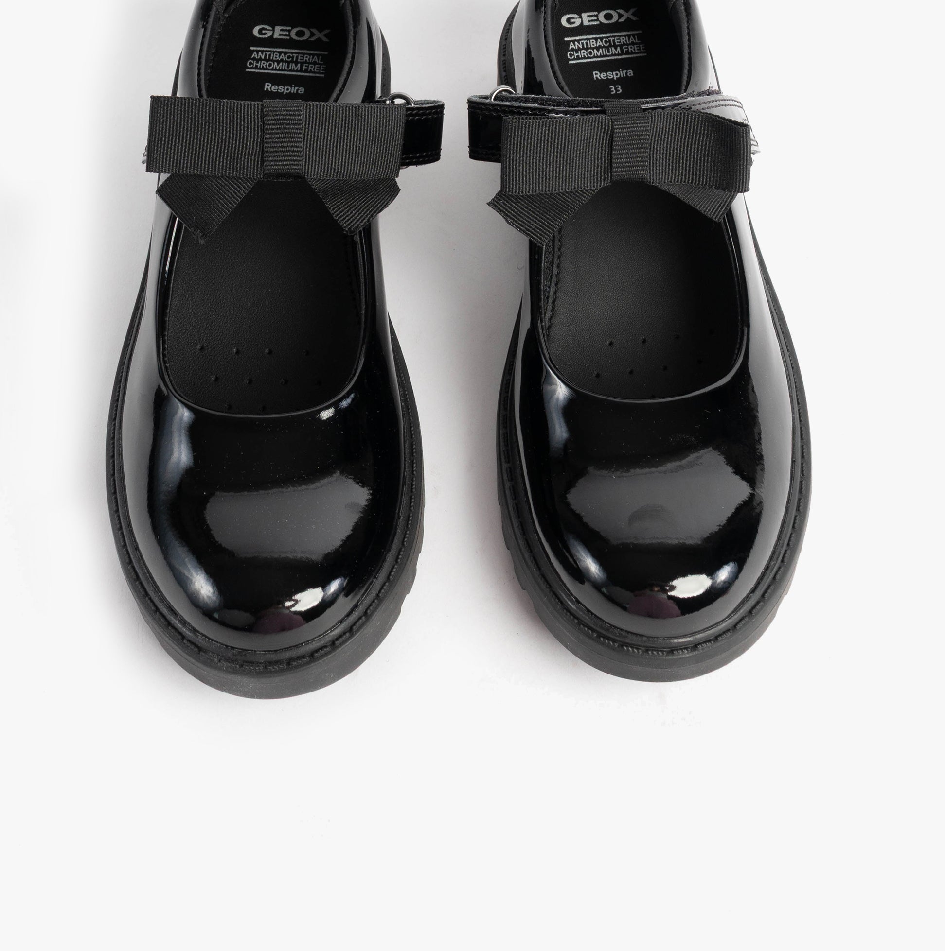 GEOX J CASEY GIRL Girls Black front view patent leather school shoes with bow detail.