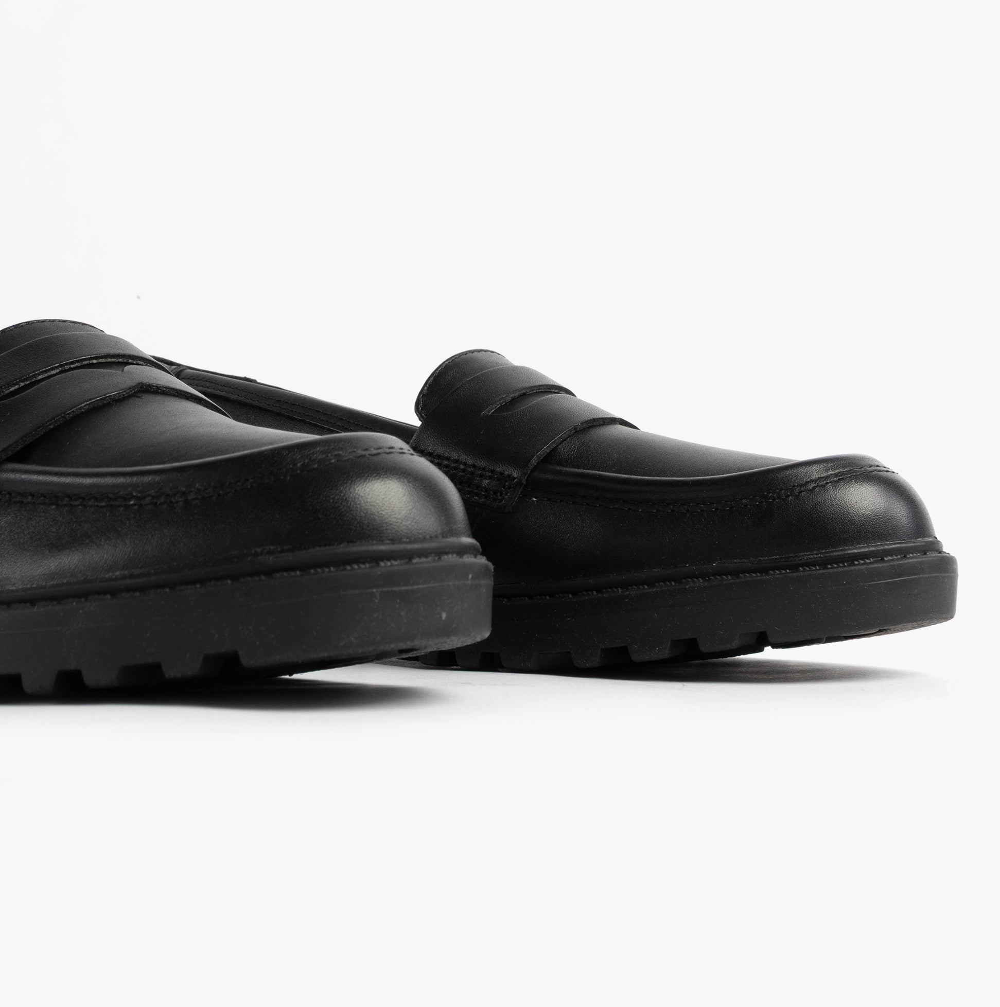 GEOX J CASEY GIRL Girls Black side view of school shoes with a sleek design and low heel.