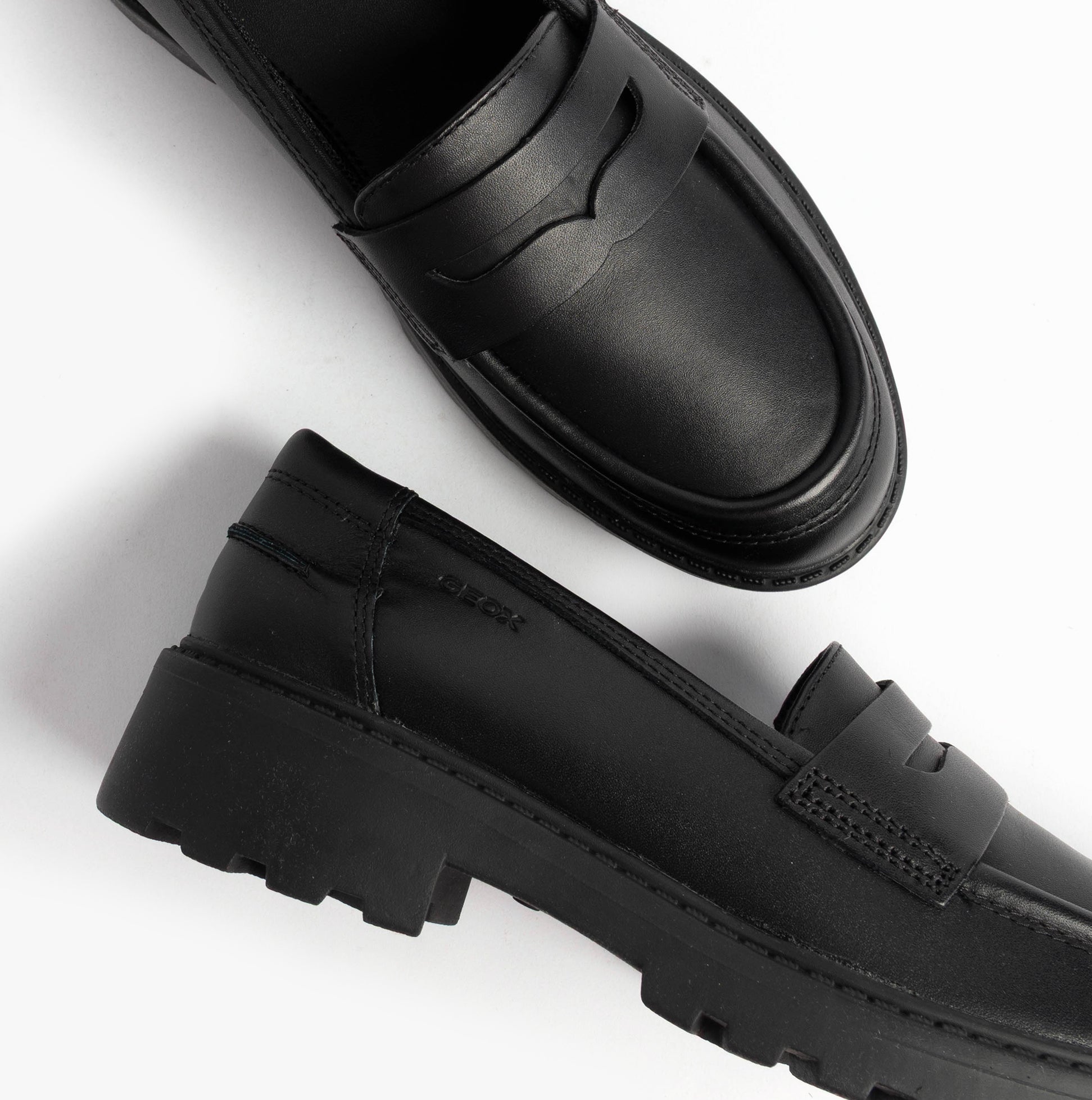 GEOX J CASEY GIRL Girls Black shoe top view showcasing sleek synthetic upper and round toe design.