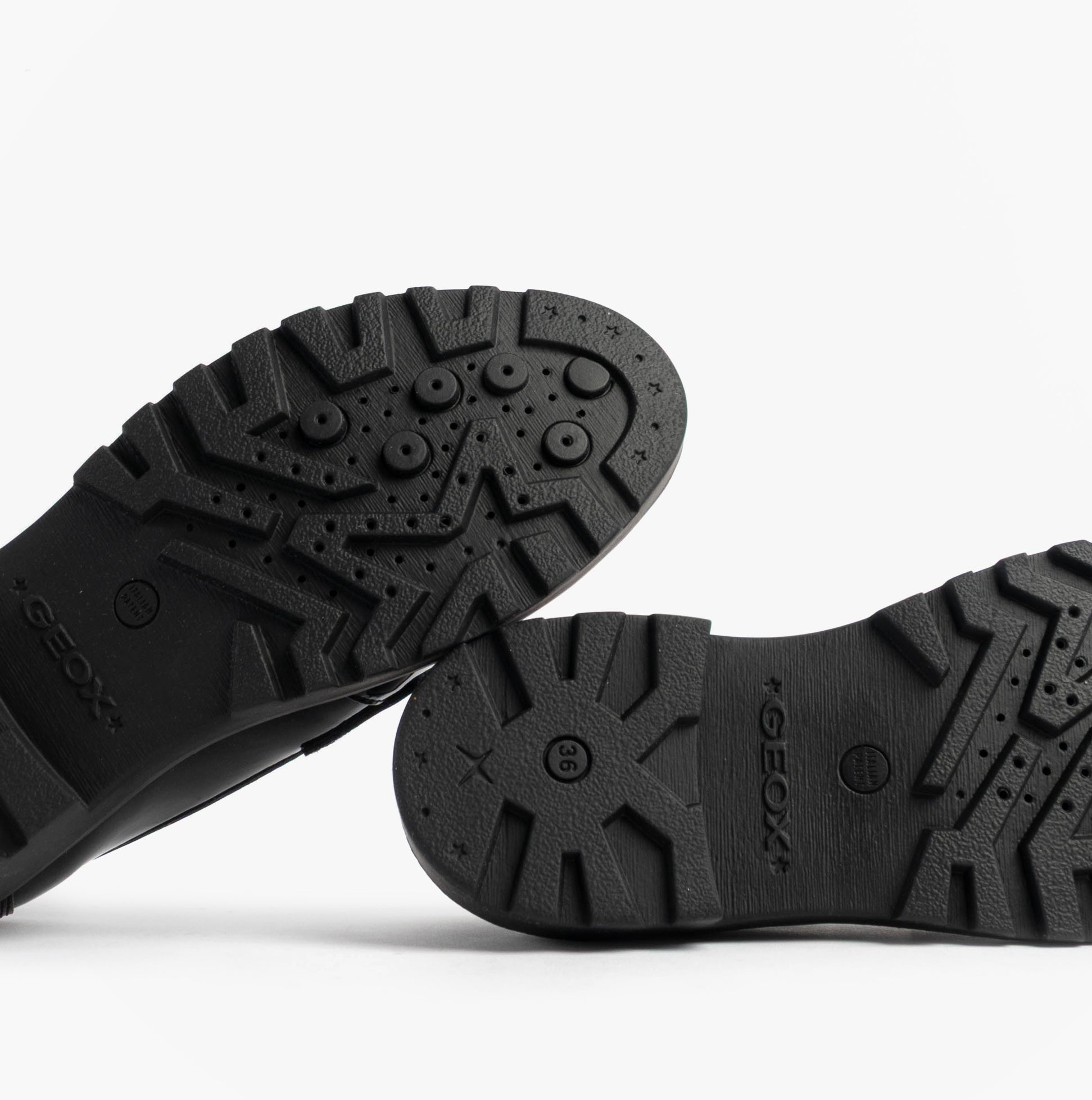 GEOX J CASEY GIRL Girls Black shoe sole view with detailed tread design and logo.