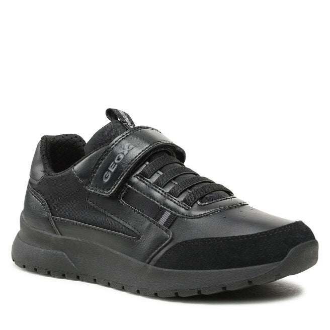 GEOX J BRIEZEE Boys Trainers Black side view, synthetic leather upper, breathable design, lace-up closure.