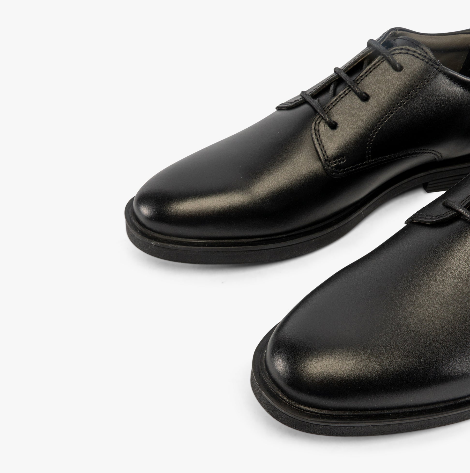 GEOX J ZHEENO Boys Shoes Black, side view showcasing the sleek leather upper and lace-up closure.