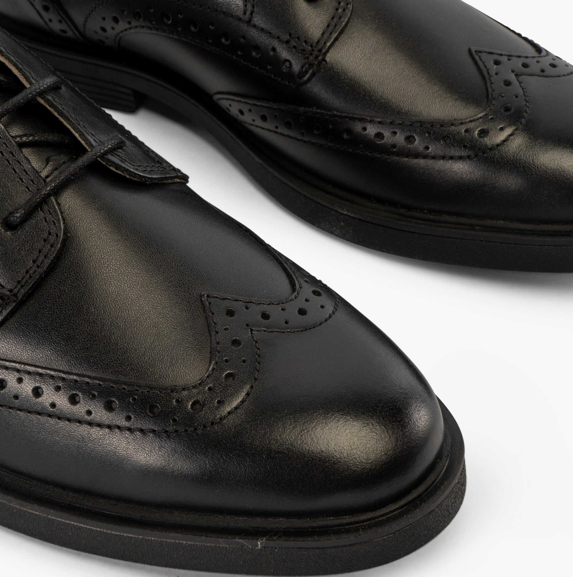 GEOX J ZHEENO Boys Shoes Black detail view showcasing black leather upper and brogue detailing.