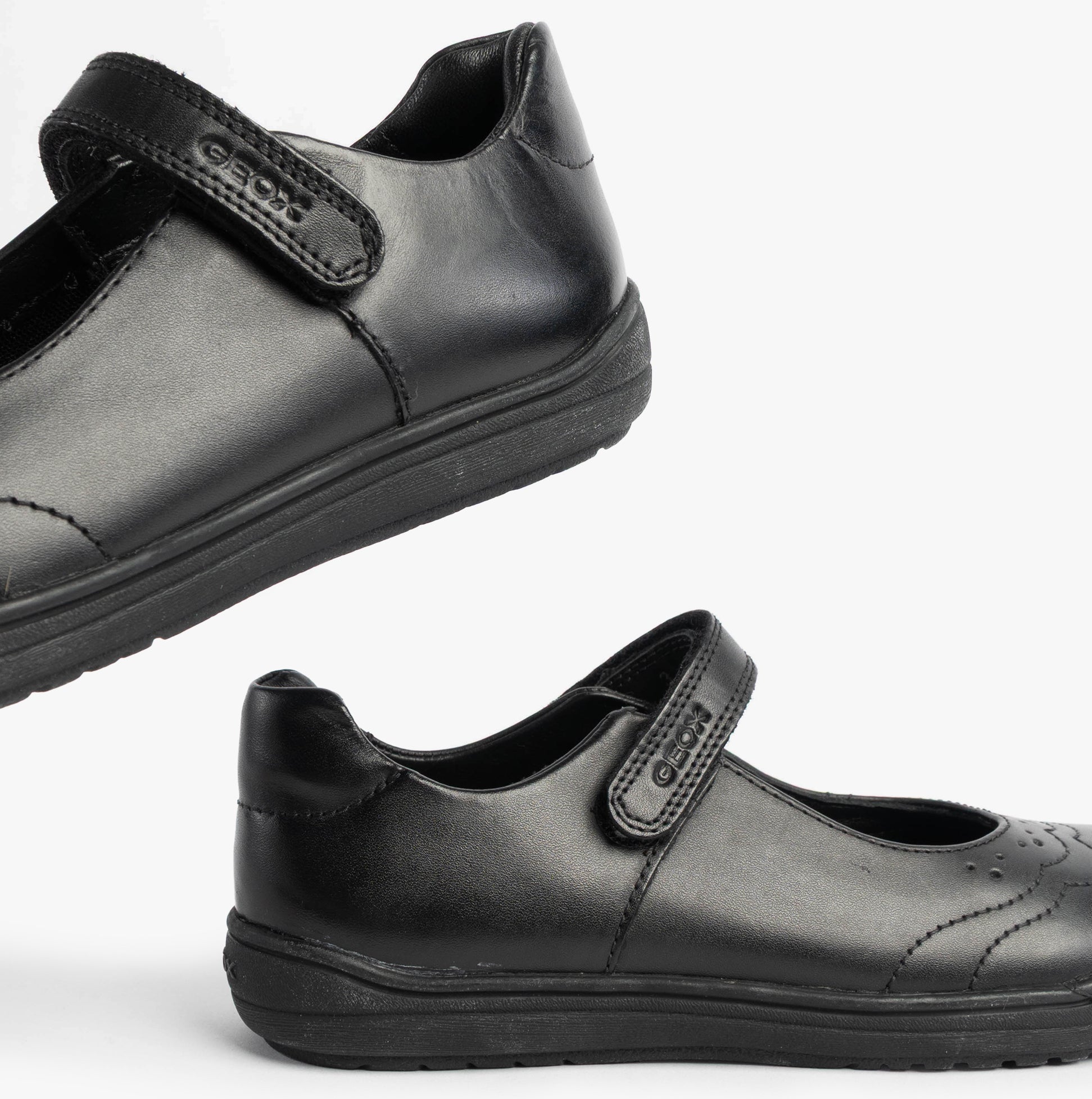 GEOX J HADRIEL GIRL Girls Black shoe side and top views with touch fasten closure and breathable synthetic leather.