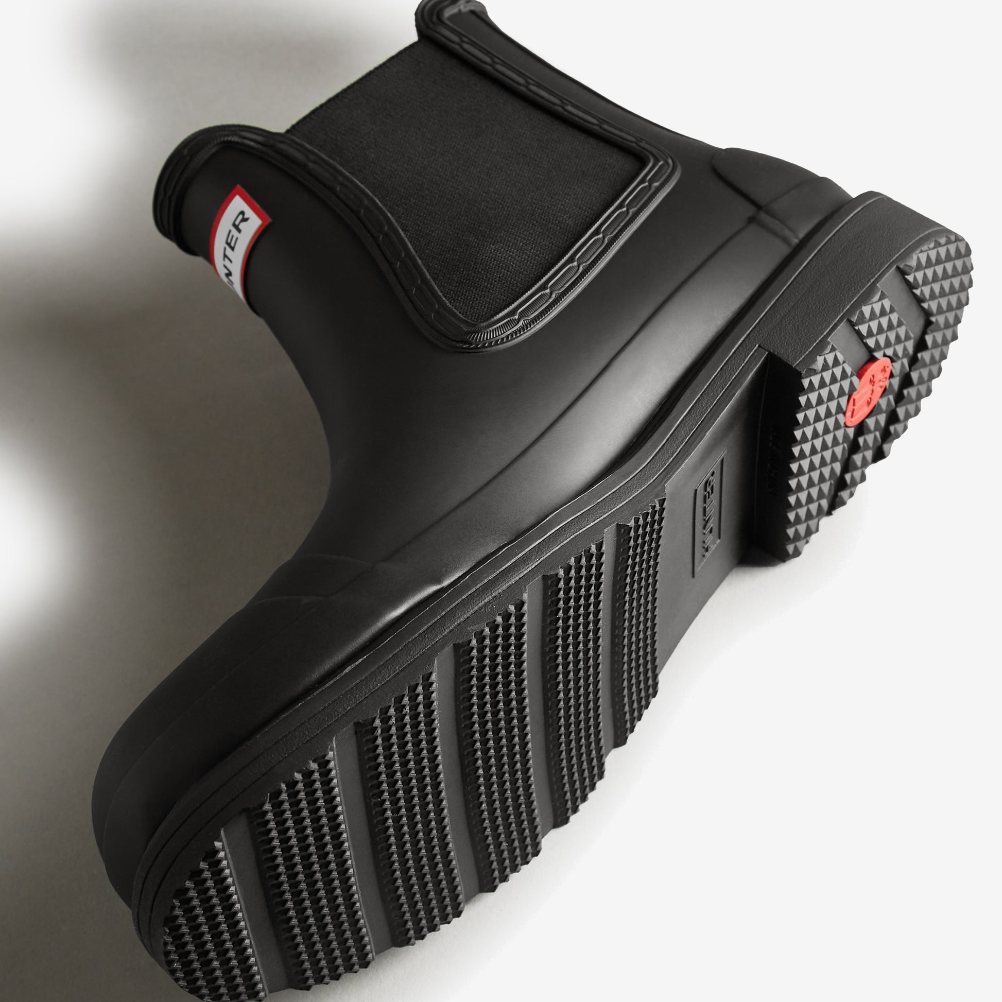 Hunter COMMANDO CHELSEA Mens Wellies Black side view showcasing rubber sole and ankle height.