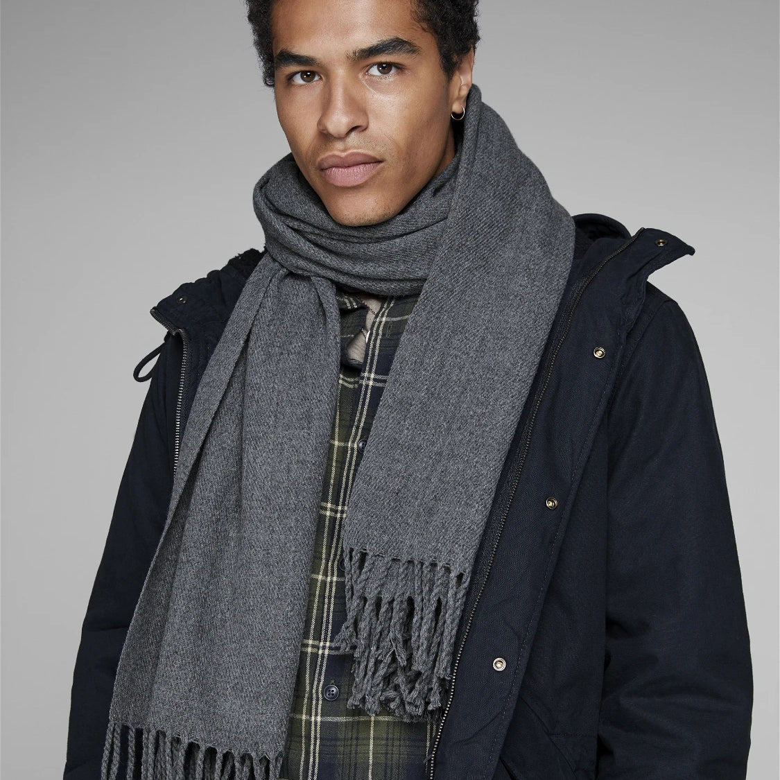 Jack & Jones SOLID WOVEN Mens Scarf Grey Melange on model, front view, showcasing its stylish grey melange design.