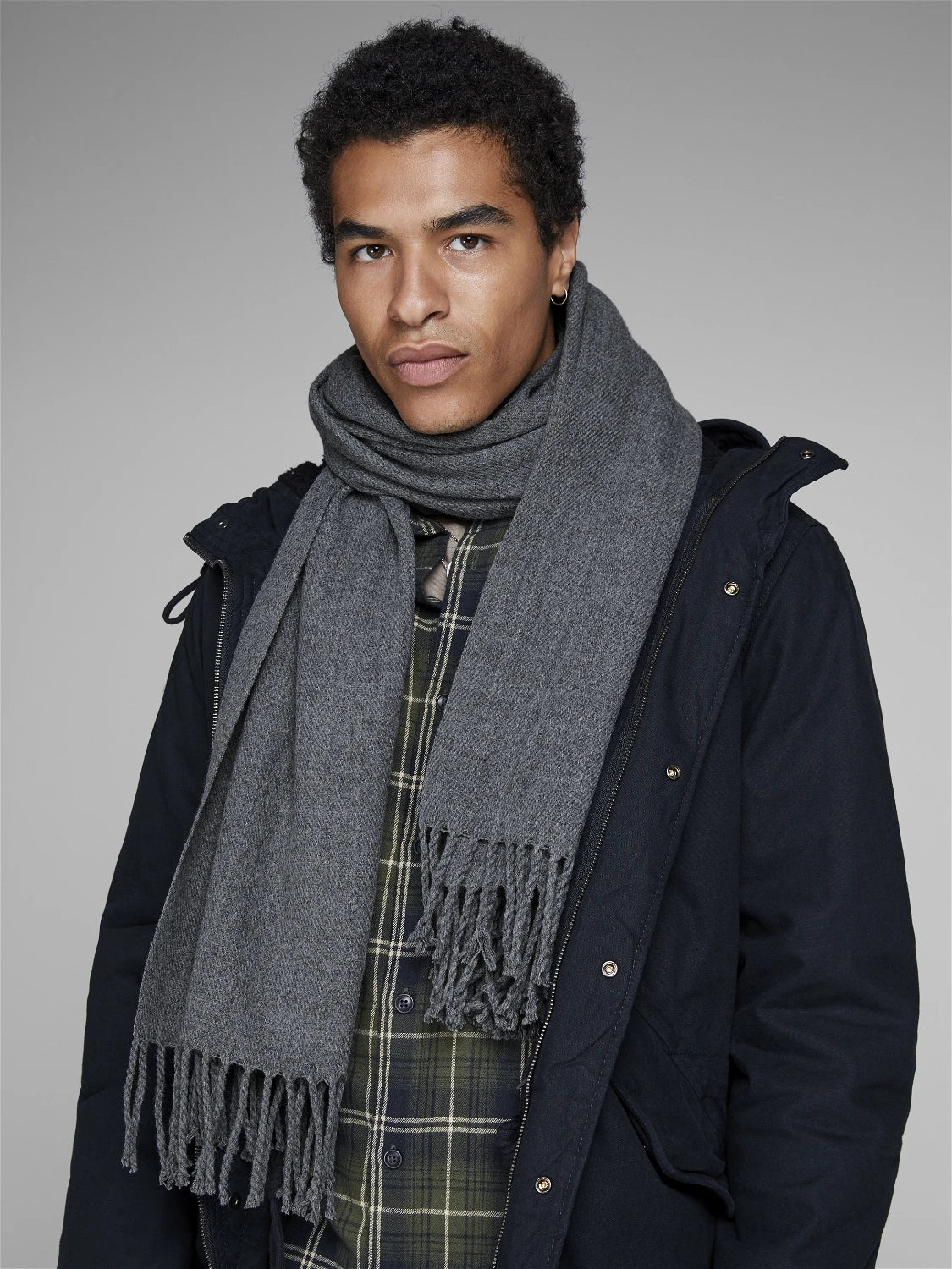 Jack & Jones SOLID WOVEN Mens Scarf Grey Melange on model, front view, showcasing its stylish grey melange design.