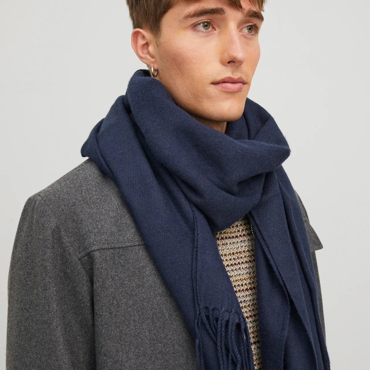 Jack & Jones SOLID WOVEN Mens Scarf Navy Blazer on model, side view, showcasing comfort and style in navy color.