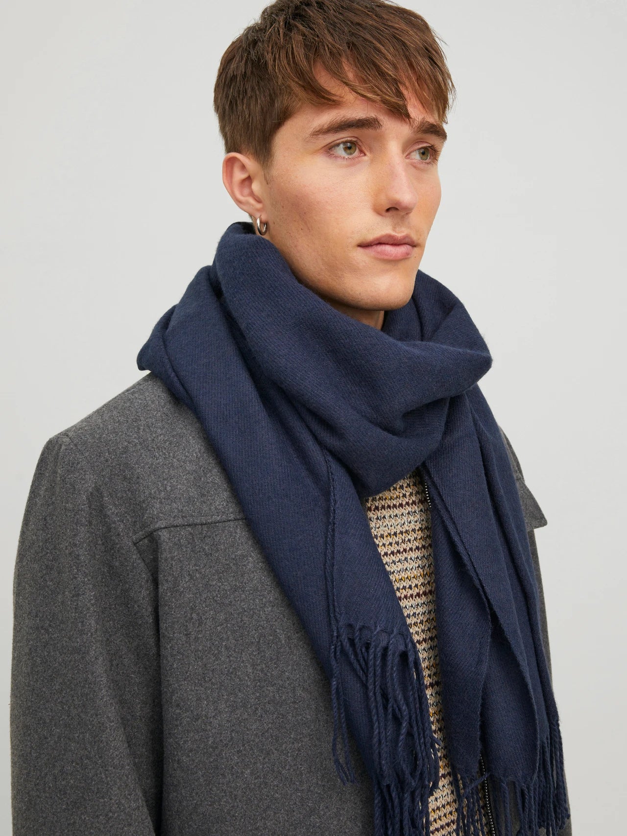 Jack & Jones SOLID WOVEN Mens Scarf Navy Blazer on model, side view, showcasing comfort and style in navy color.