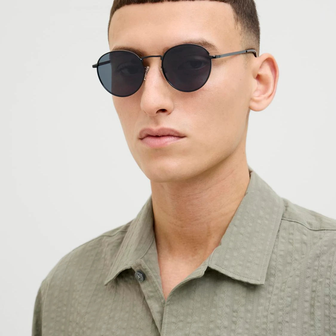 Man wearing Jack & Jones RYDER Mens Sunglasses Asphalt, lightweight design, 0.05 KG, Product Code: 12184899-ASPHLT.