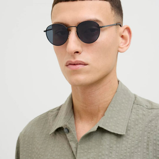 Man wearing Jack & Jones RYDER Mens Sunglasses Asphalt, lightweight design, 0.05 KG, Product Code: 12184899-ASPHLT.