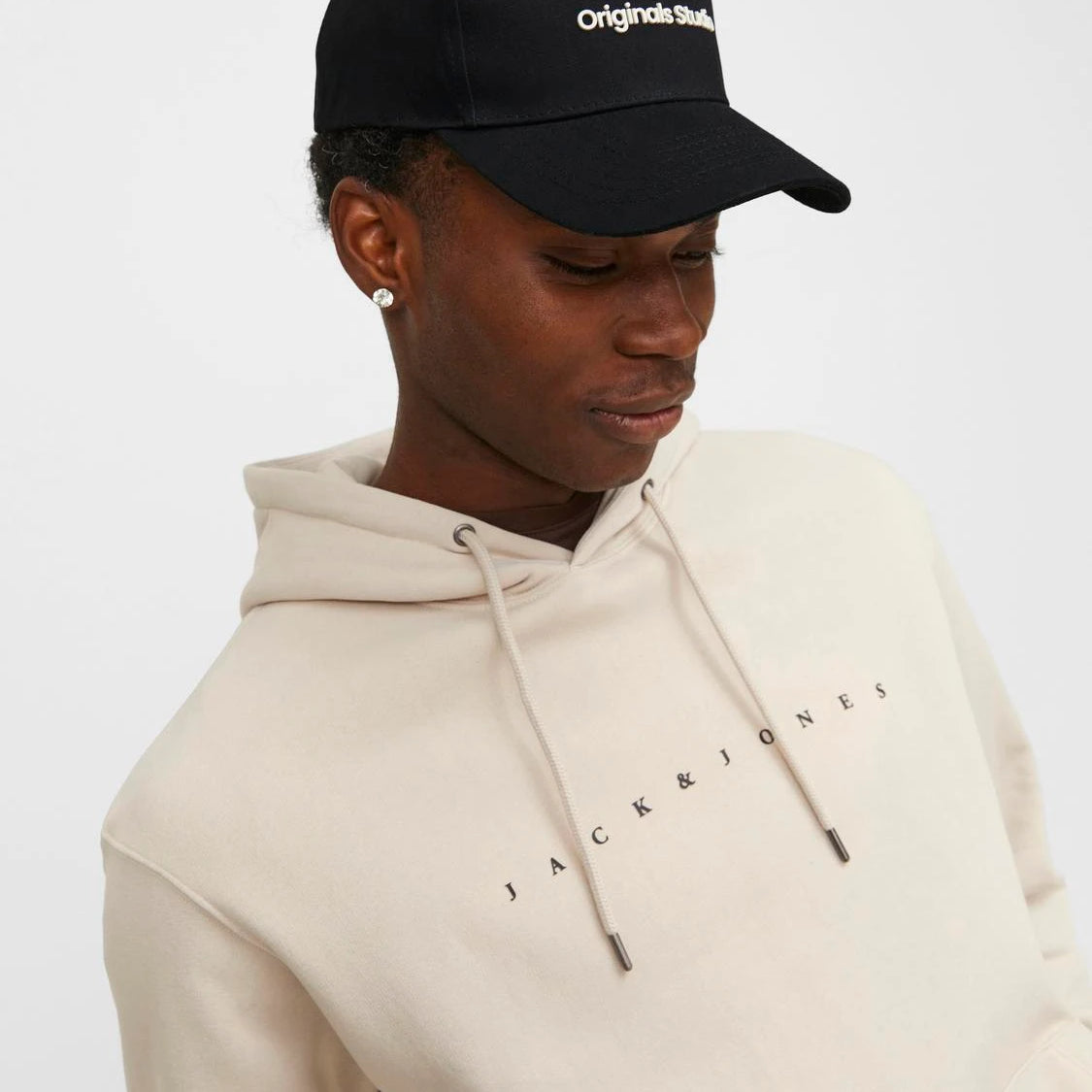Jack & Jones VESTERBRO Mens Cap Black front view worn by model with light hoodie.