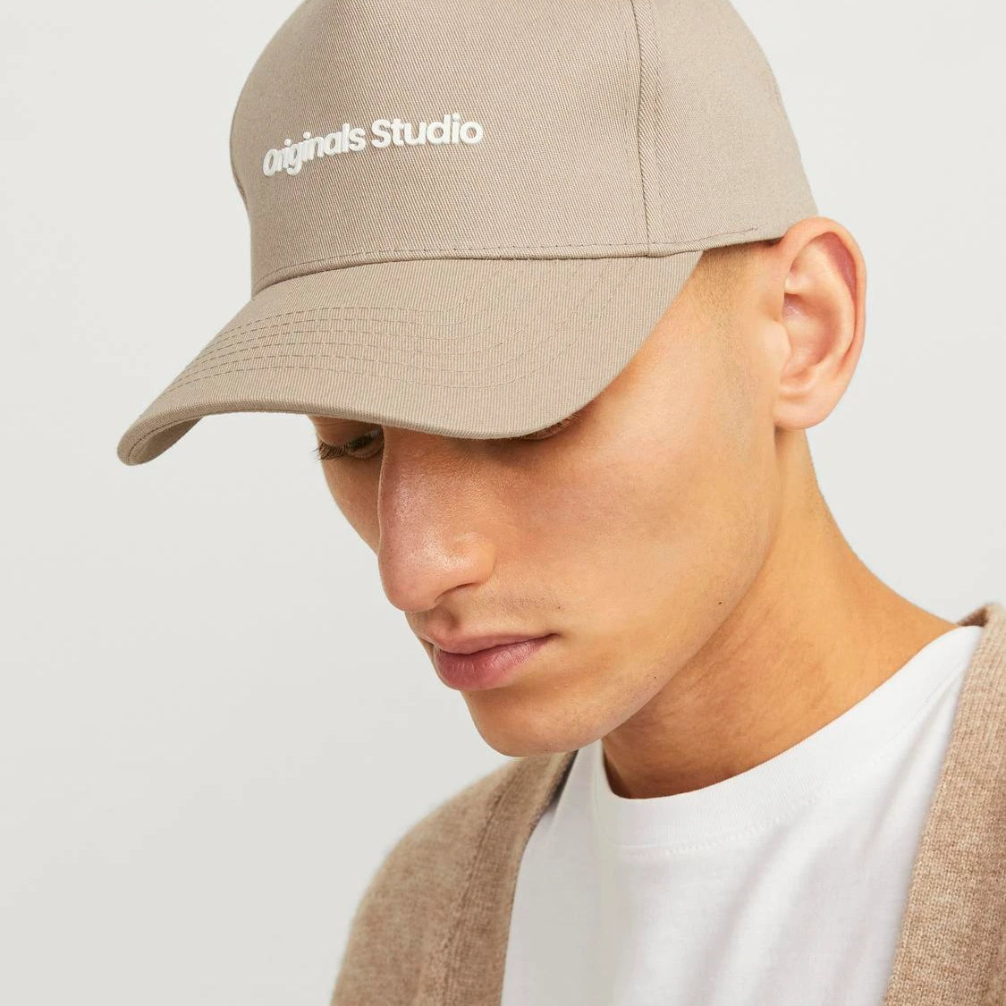 Jack & Jones VESTERBRO Mens Cap Fields Of Rye side view on model wearing beige cap with logo