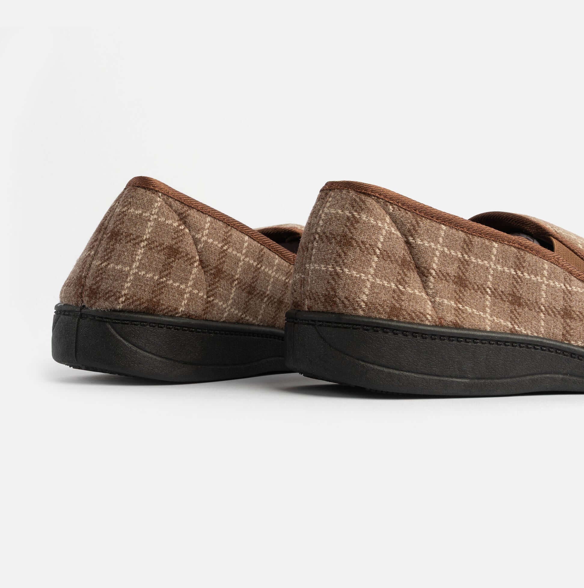 Jo & Joe GORDON Mens Full Slippers Checkered Brown side view showcasing the comfortable fabric and design.