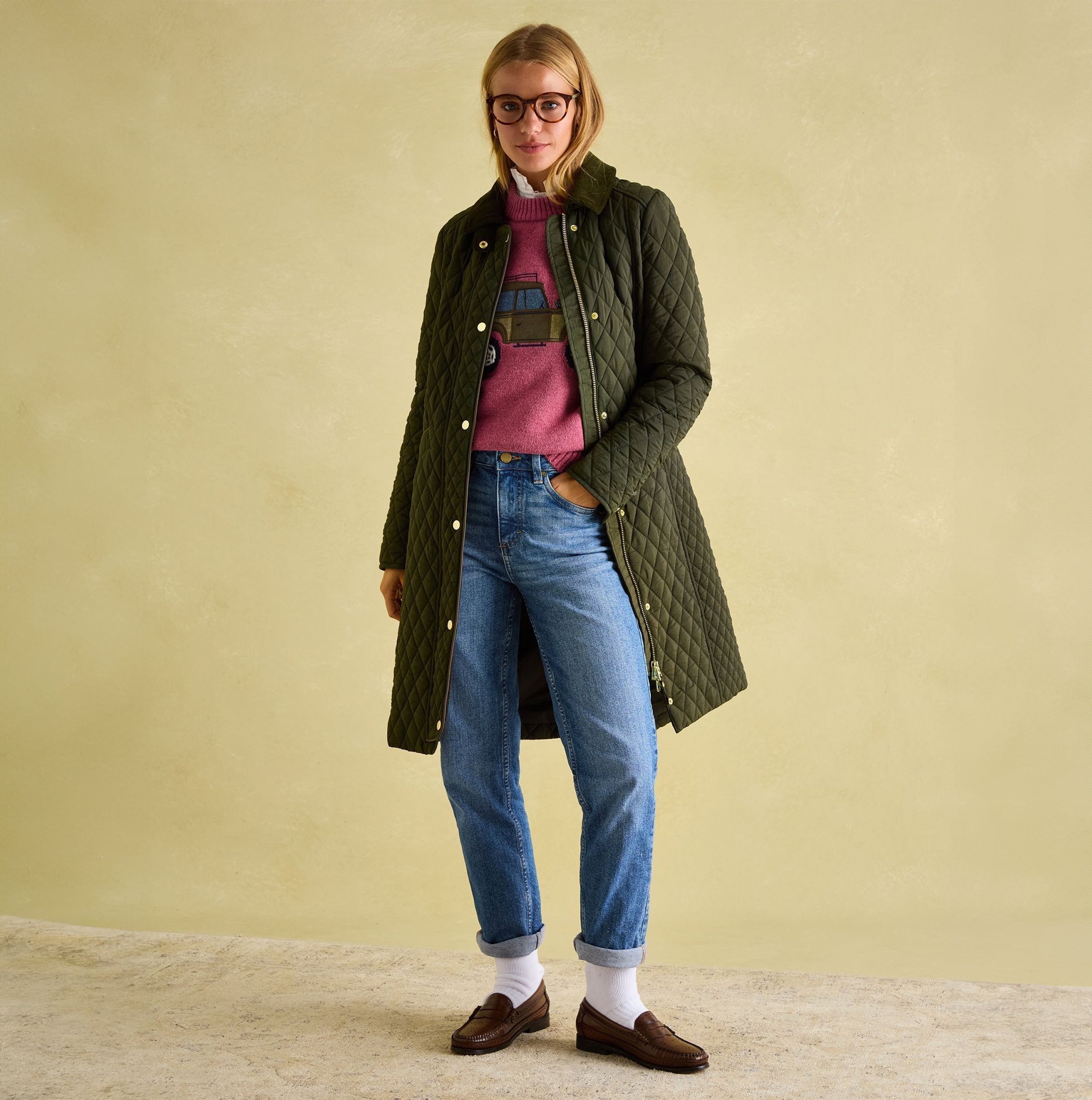 Joules ROSEWELL Womens Longline Quilted Showerproof Coat Green, front view, styled with sweater and jeans.