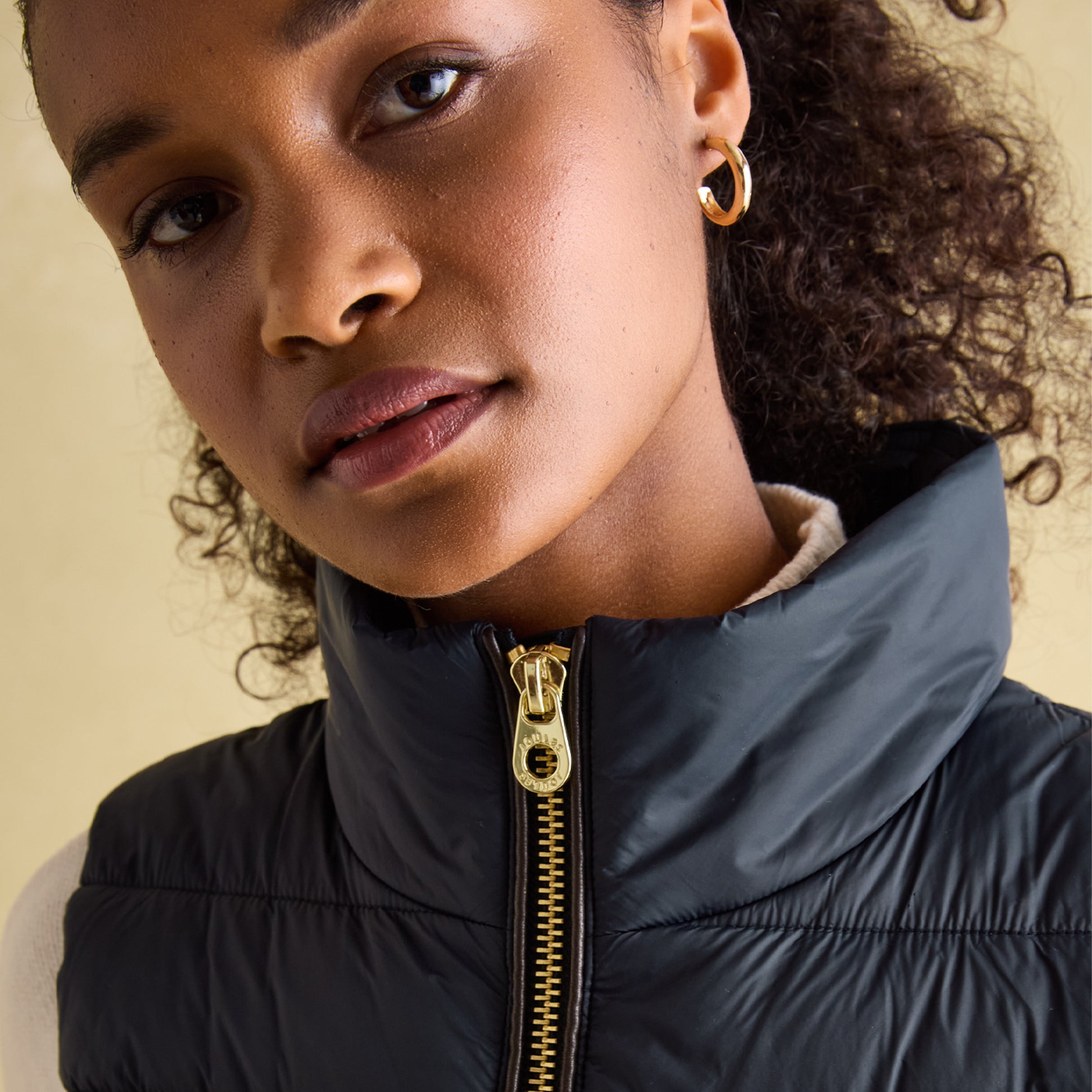 Joules BECKLEY Womens Padded Showerproof Gilet Navy close-up view of zipper and collar detail.