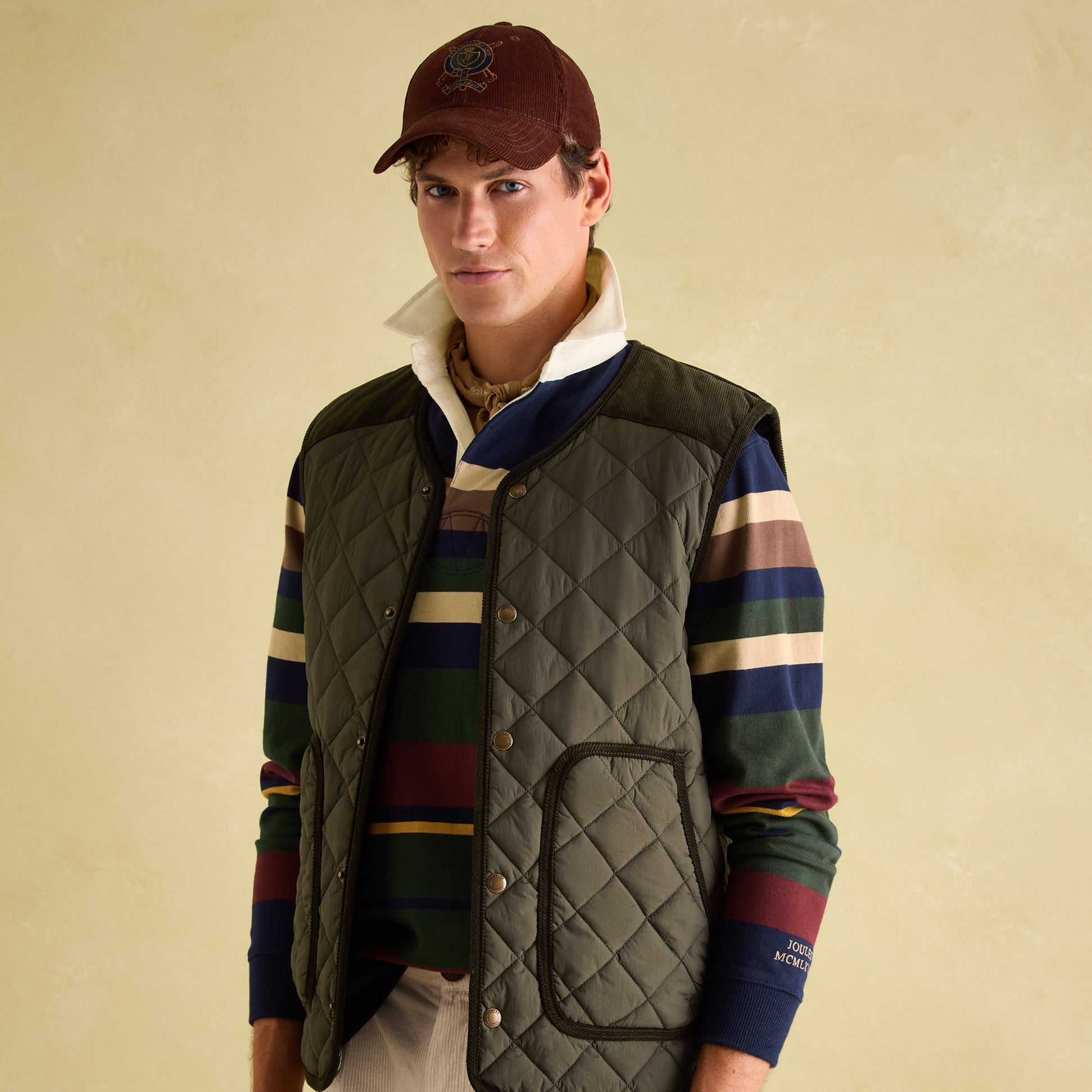 Joules GIBSON Mens Gilet Green front view, diamond quilted design, sleeveless style, featuring a corduroy-trimmed pocket.