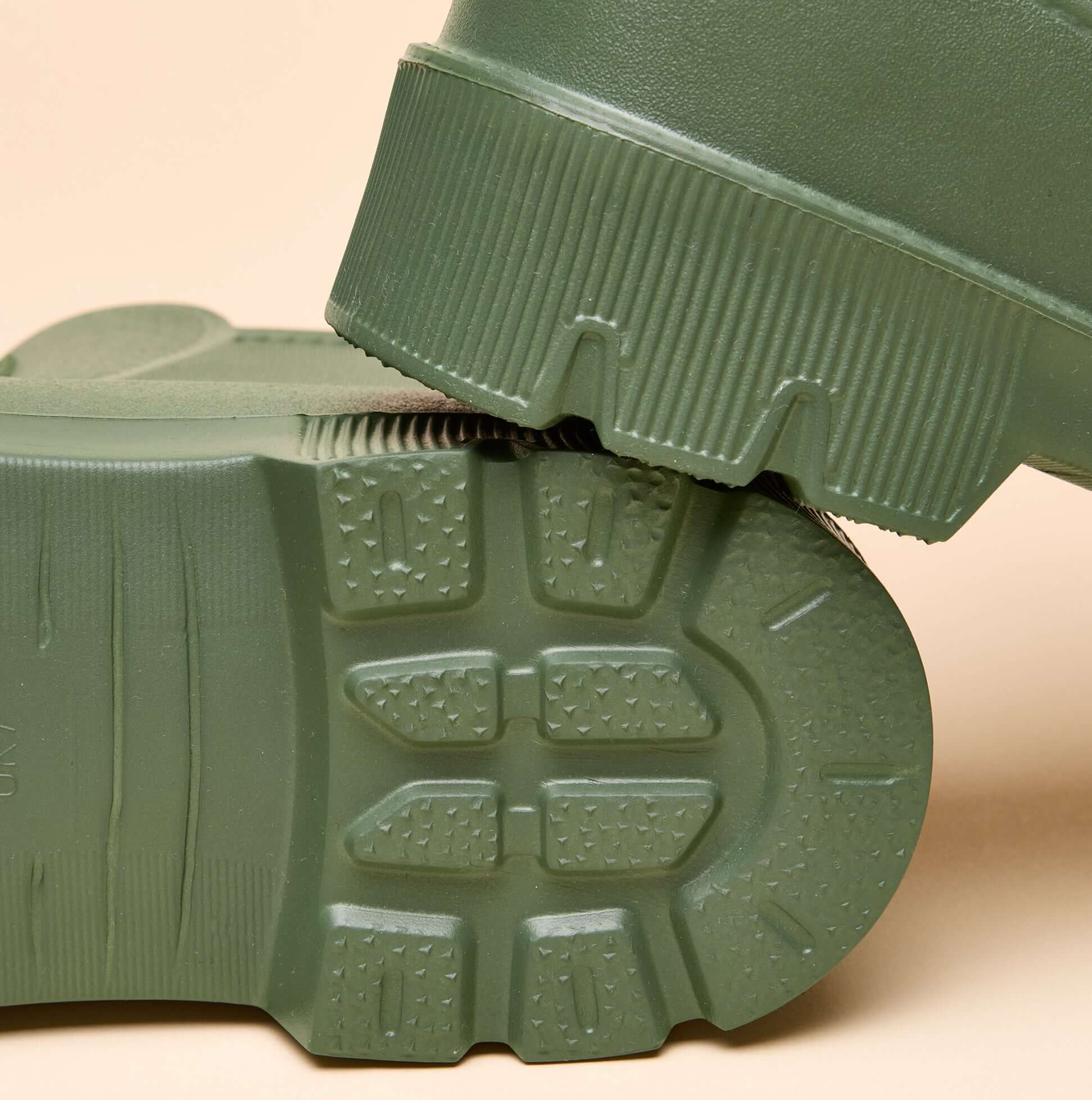 Joules RAINDANCE Lightweight Wellies Khaki Green detail view of the sole featuring grip pattern on a light background.