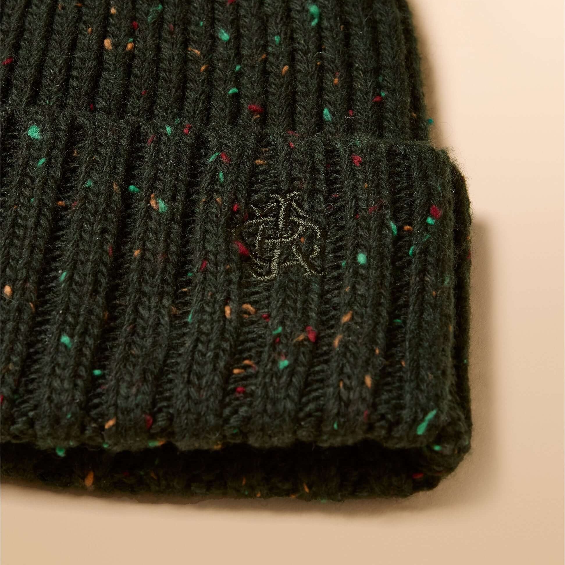 Joules HAMMOND Mens Beanie Green detail view with textured knit and logo embroidery.