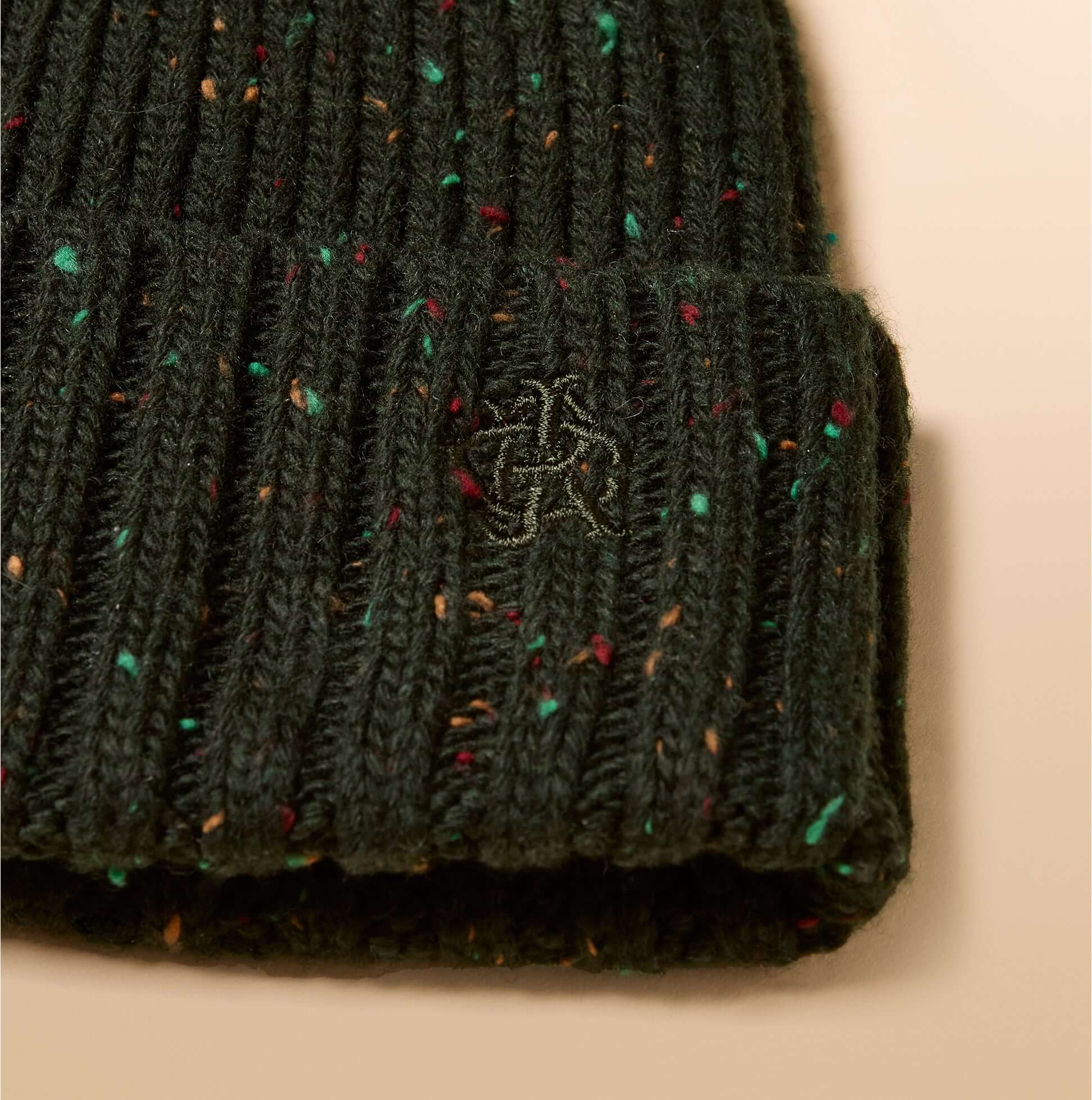 Joules HAMMOND Mens Beanie Green detail view with textured knit and logo embroidery.
